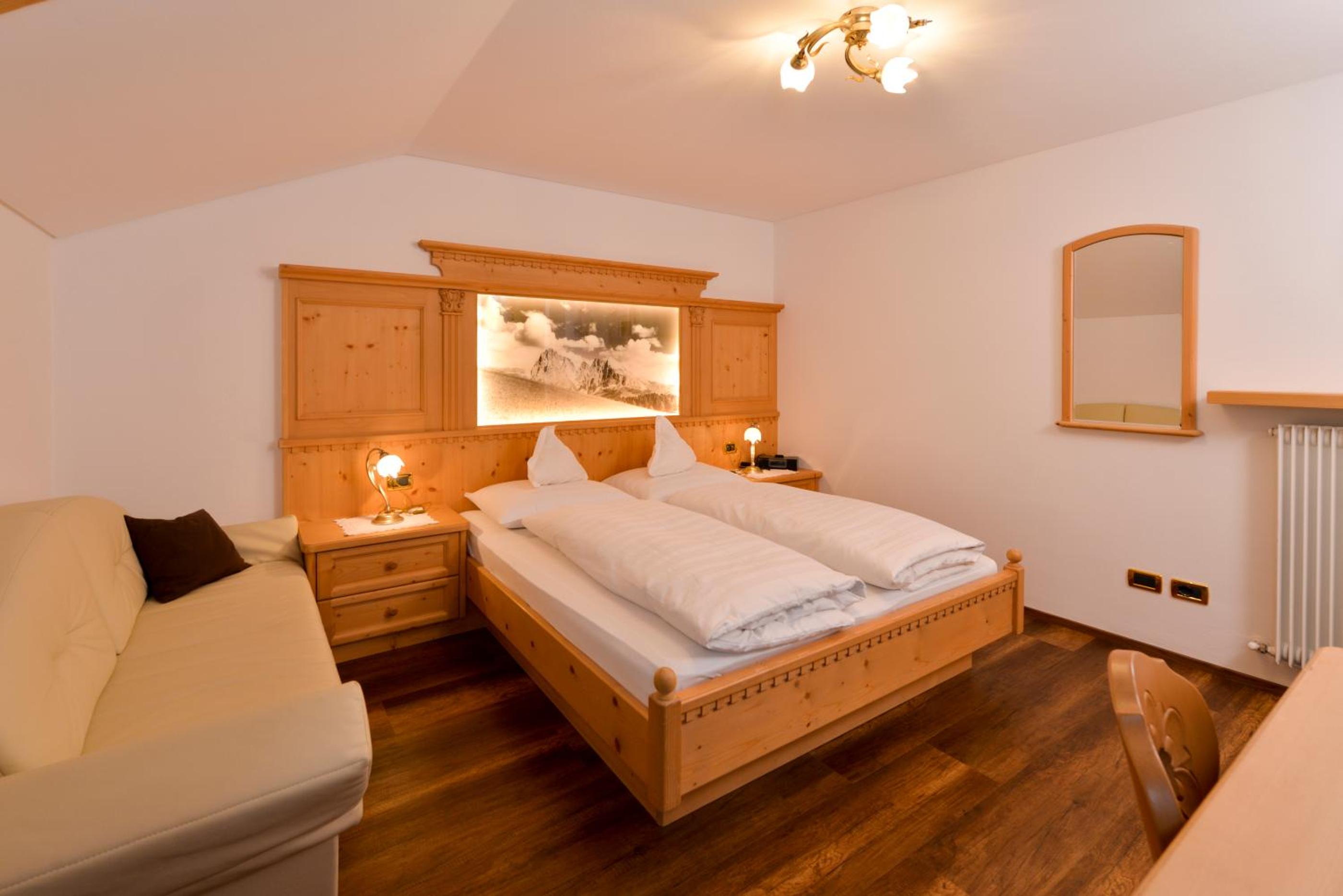 Superior Double Room with Balcony - Photo 3