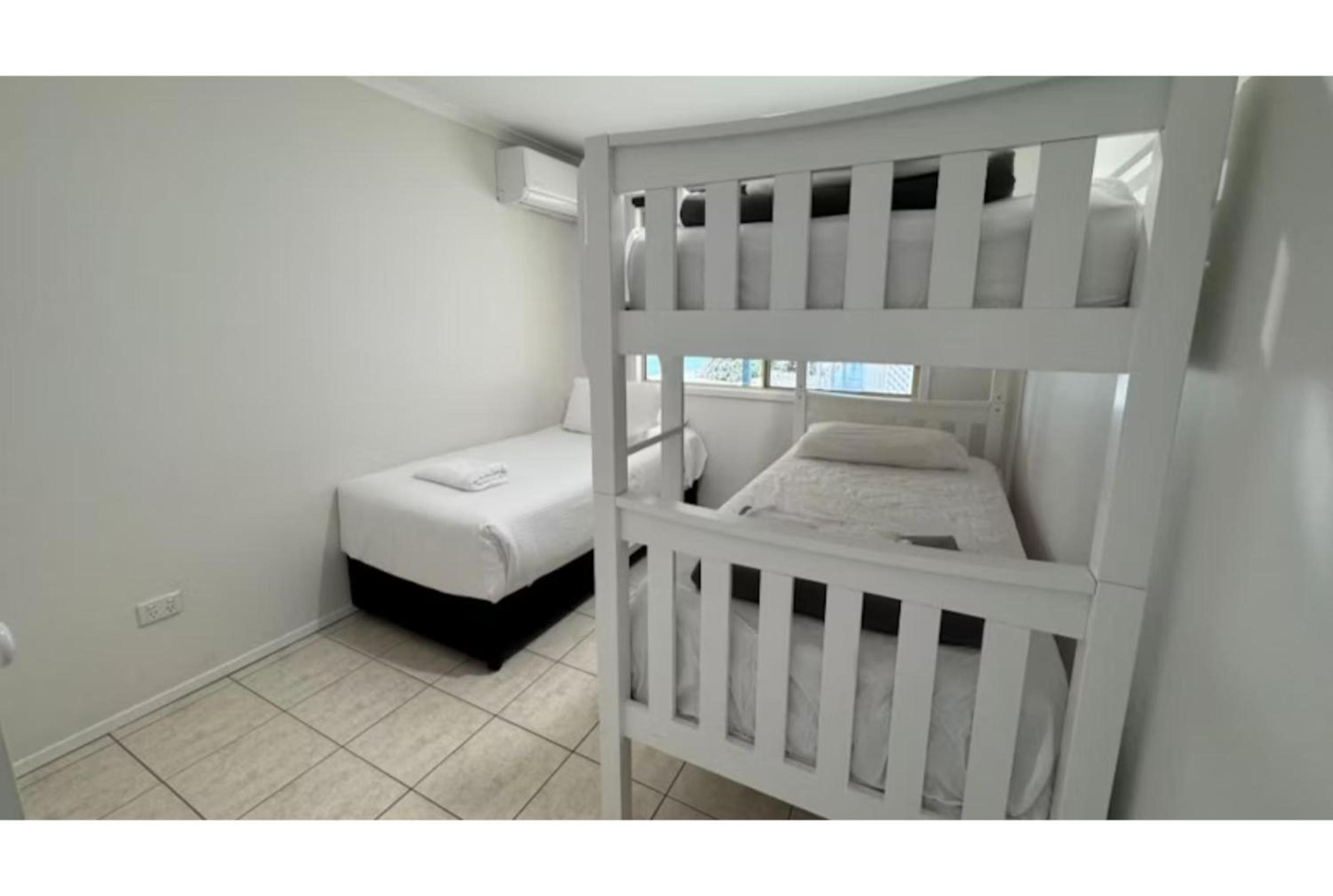 Superior 2 Bedroom Cabin - Sleeps 5 photo 1