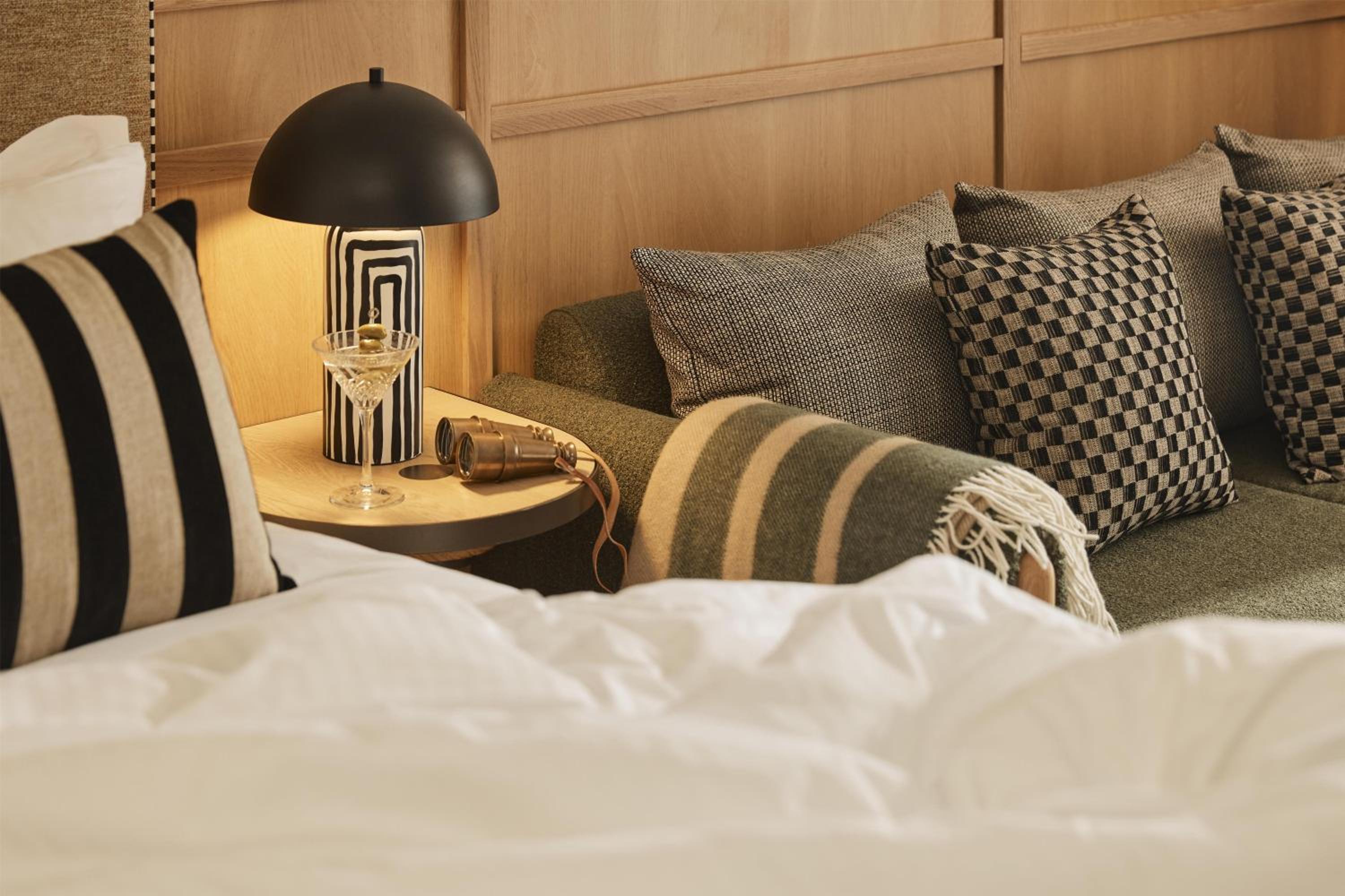 QT Lakeview Deluxe King with Terrace