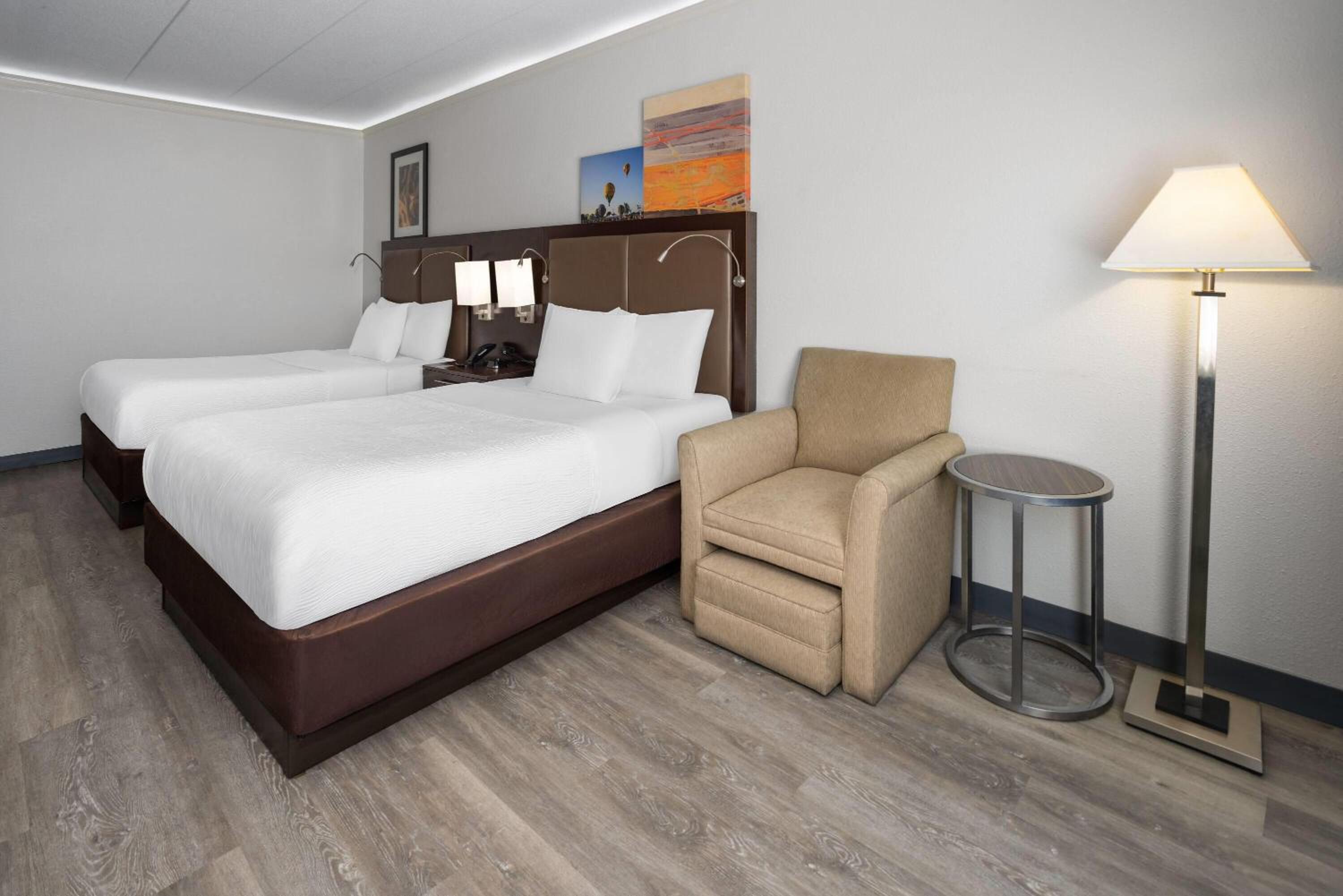 Queen Room with Two Queen Beds - Non-Smoking - Photo 8