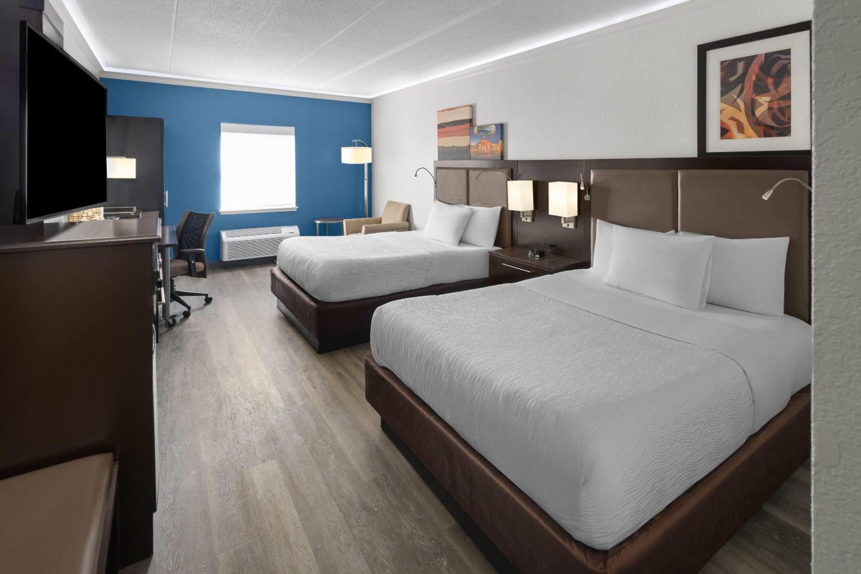 Queen Room with Two Queen Beds - Non-Smoking - Photo 10