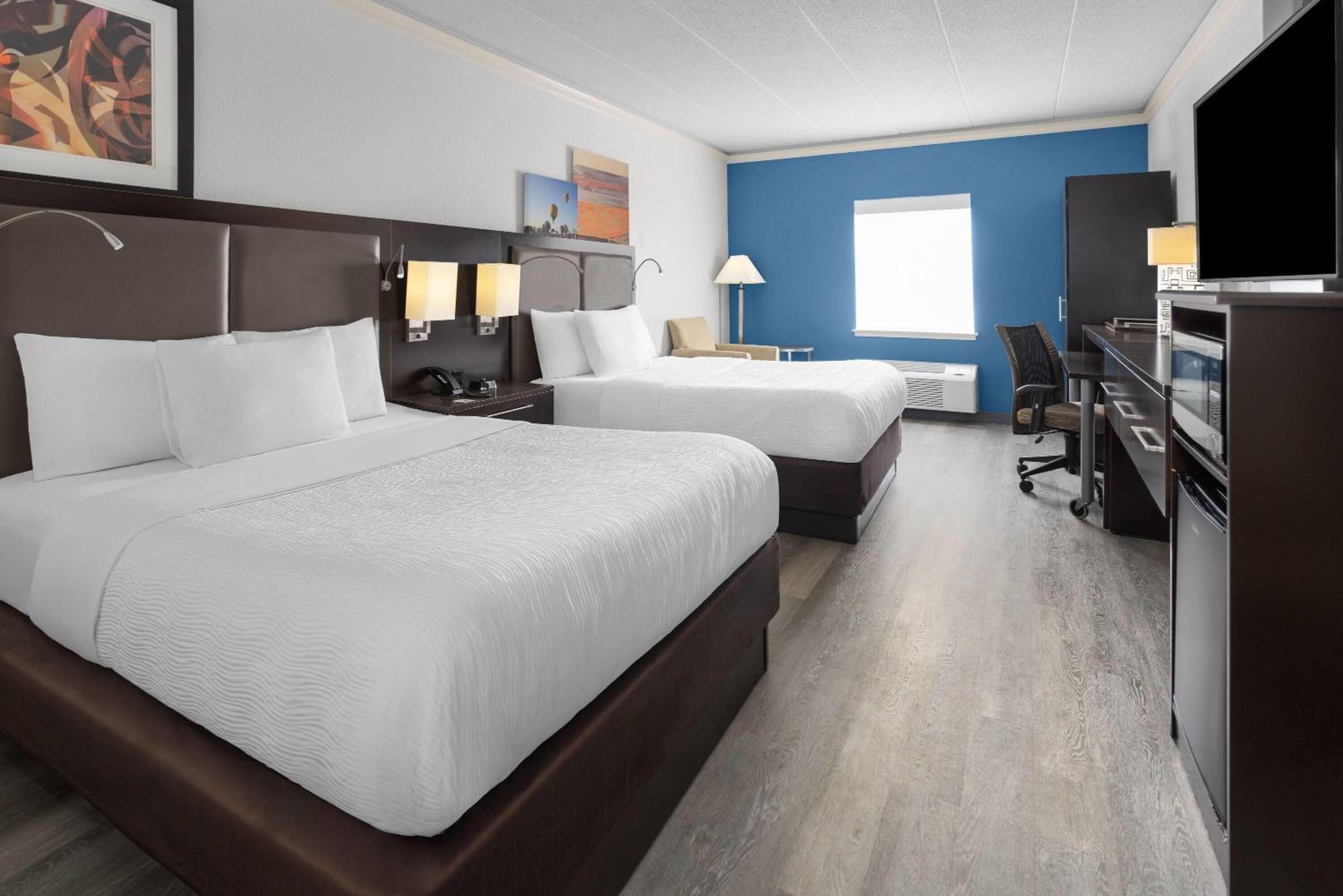 Queen Room with Two Queen Beds - Non-Smoking - Photo 11
