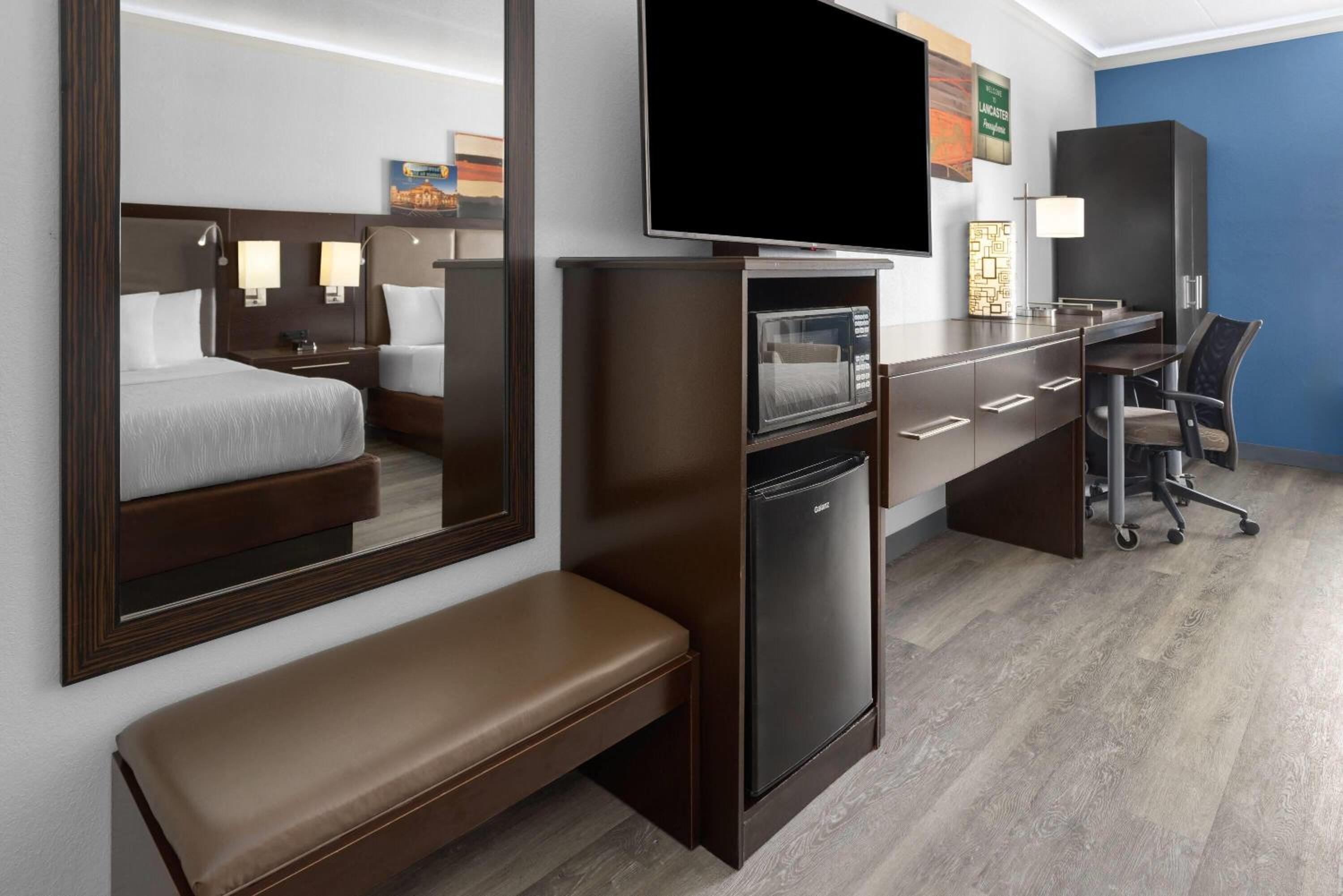 Queen Room with Two Queen Beds - Non-Smoking - Photo 12