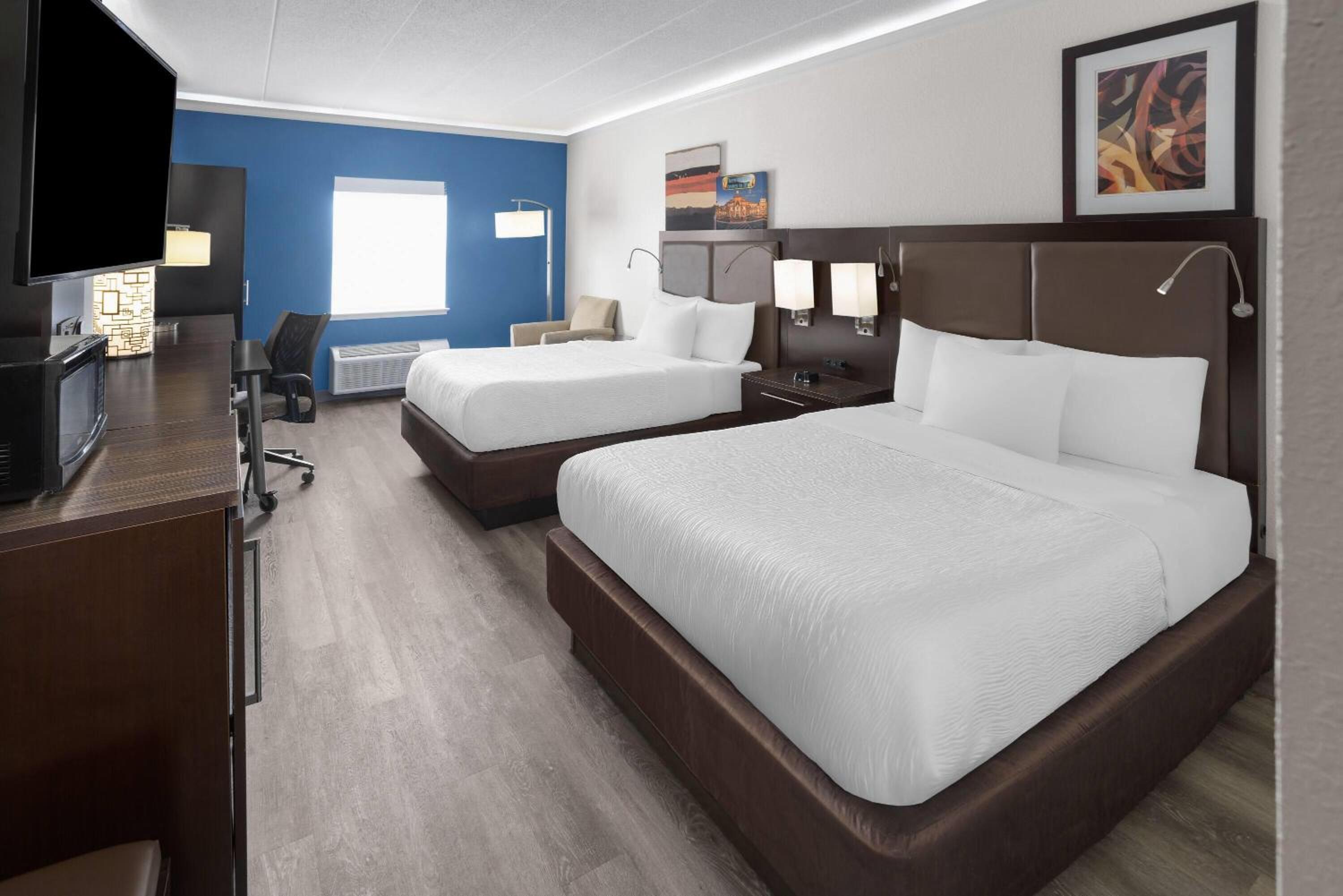 Queen Room with Two Queen Beds - Non-Smoking - Photo 14