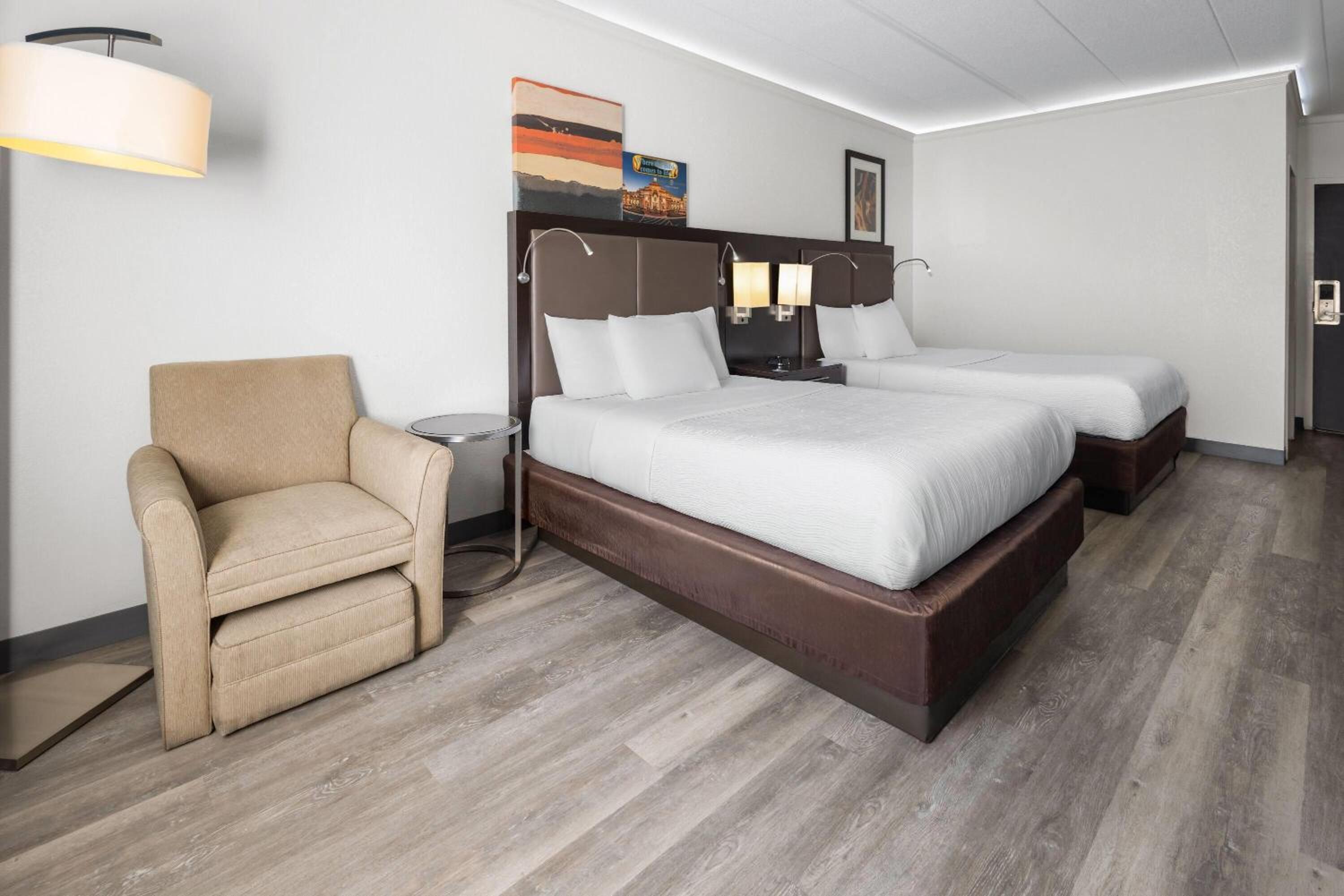 Queen Room with Two Queen Beds - Non-Smoking - Photo 13