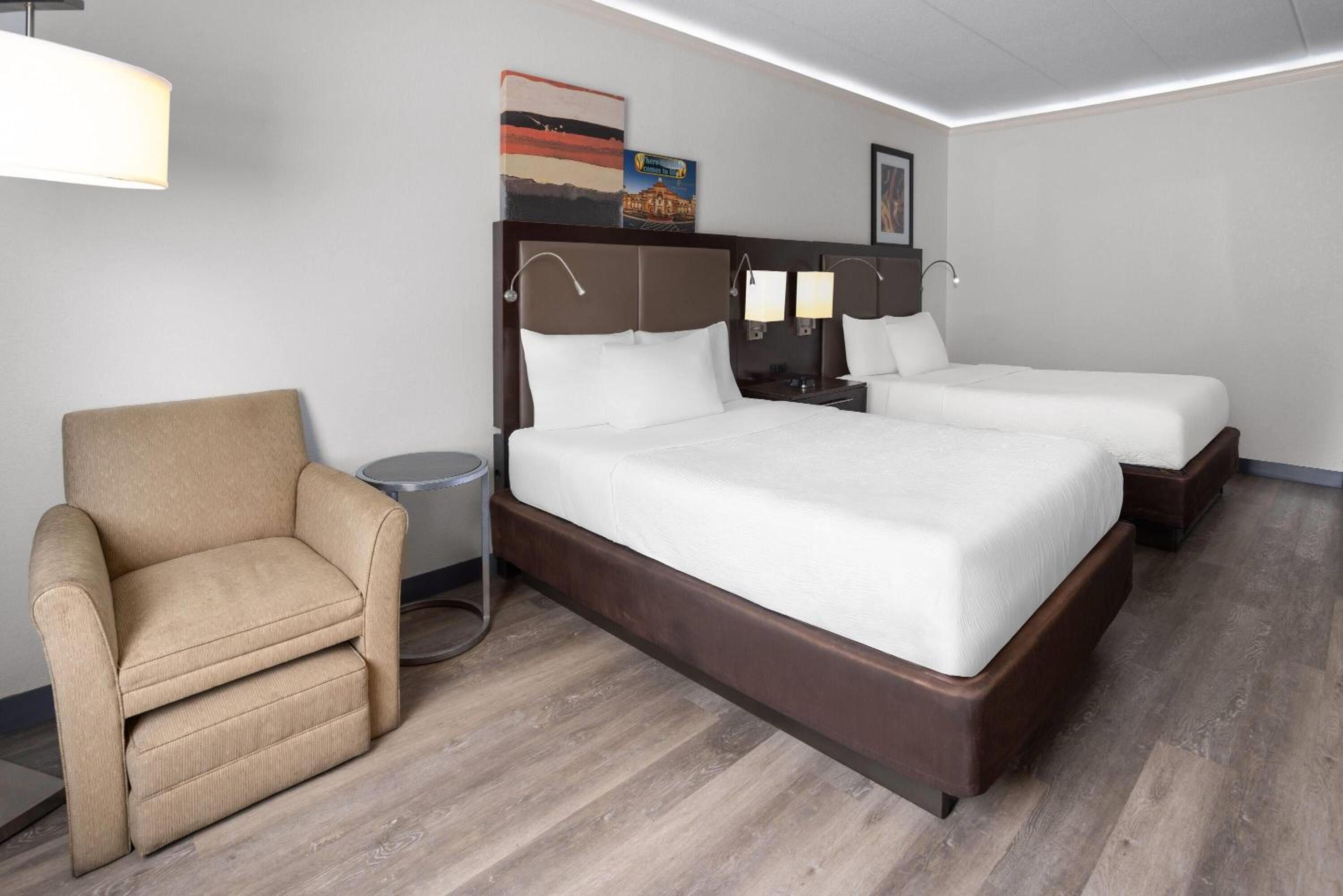 Queen Room with Two Queen Beds - Non-Smoking - Photo 15