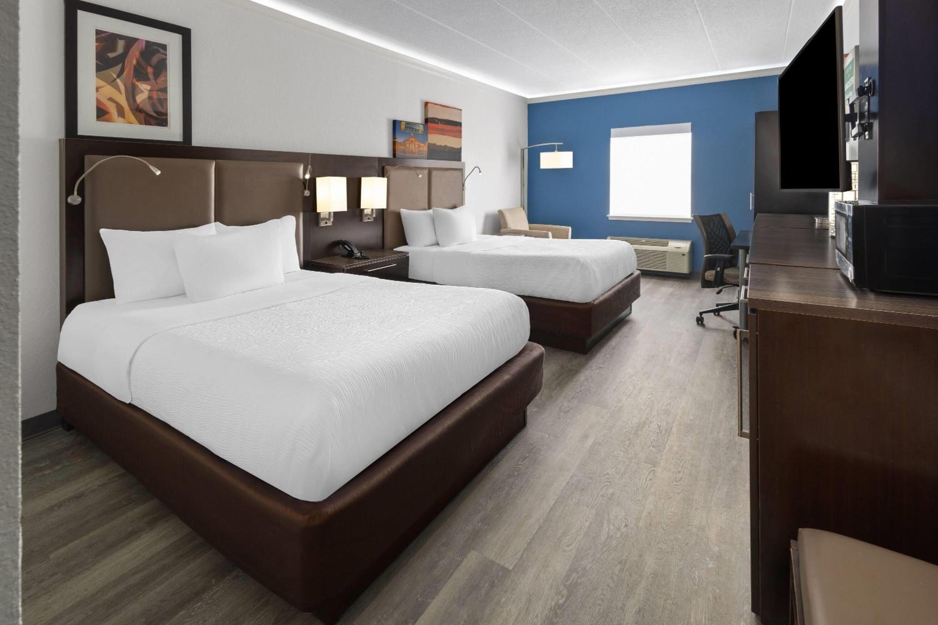 Queen Room with Two Queen Beds - Non-Smoking - Photo 17