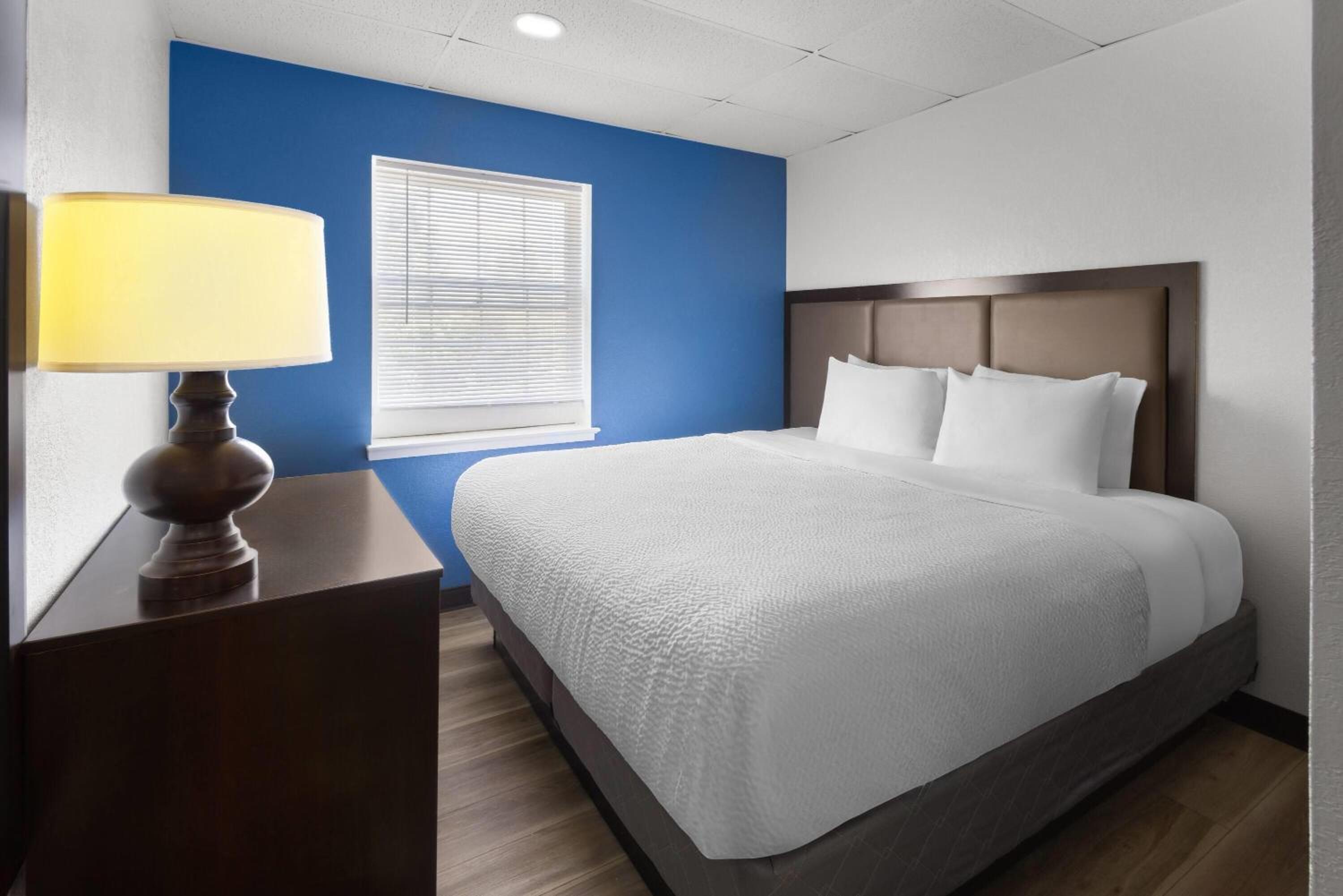 Two-Bedroom Suite with Two King Beds - Non-Smoking photo 3