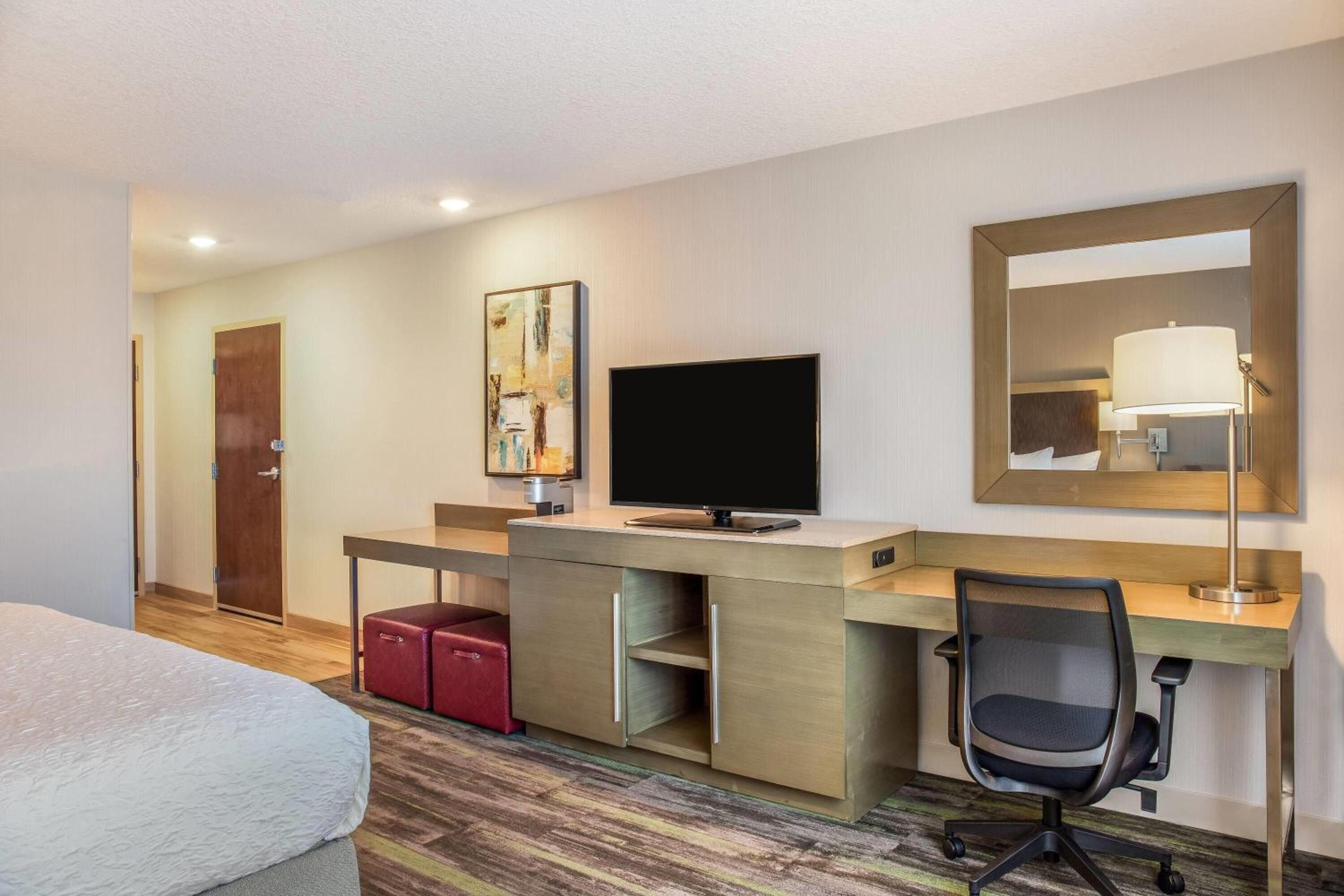 King Room with Mobility/Hearing Access and Roll-In Shower, Non-Smoking photo 2