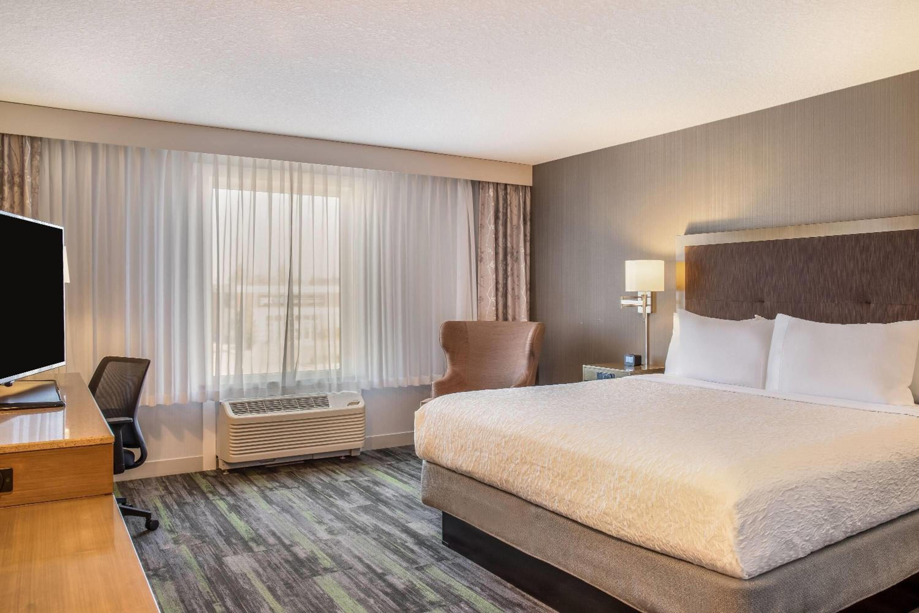 King Room with Mobility/Hearing Access and Roll-In Shower, Non-Smoking photo 1