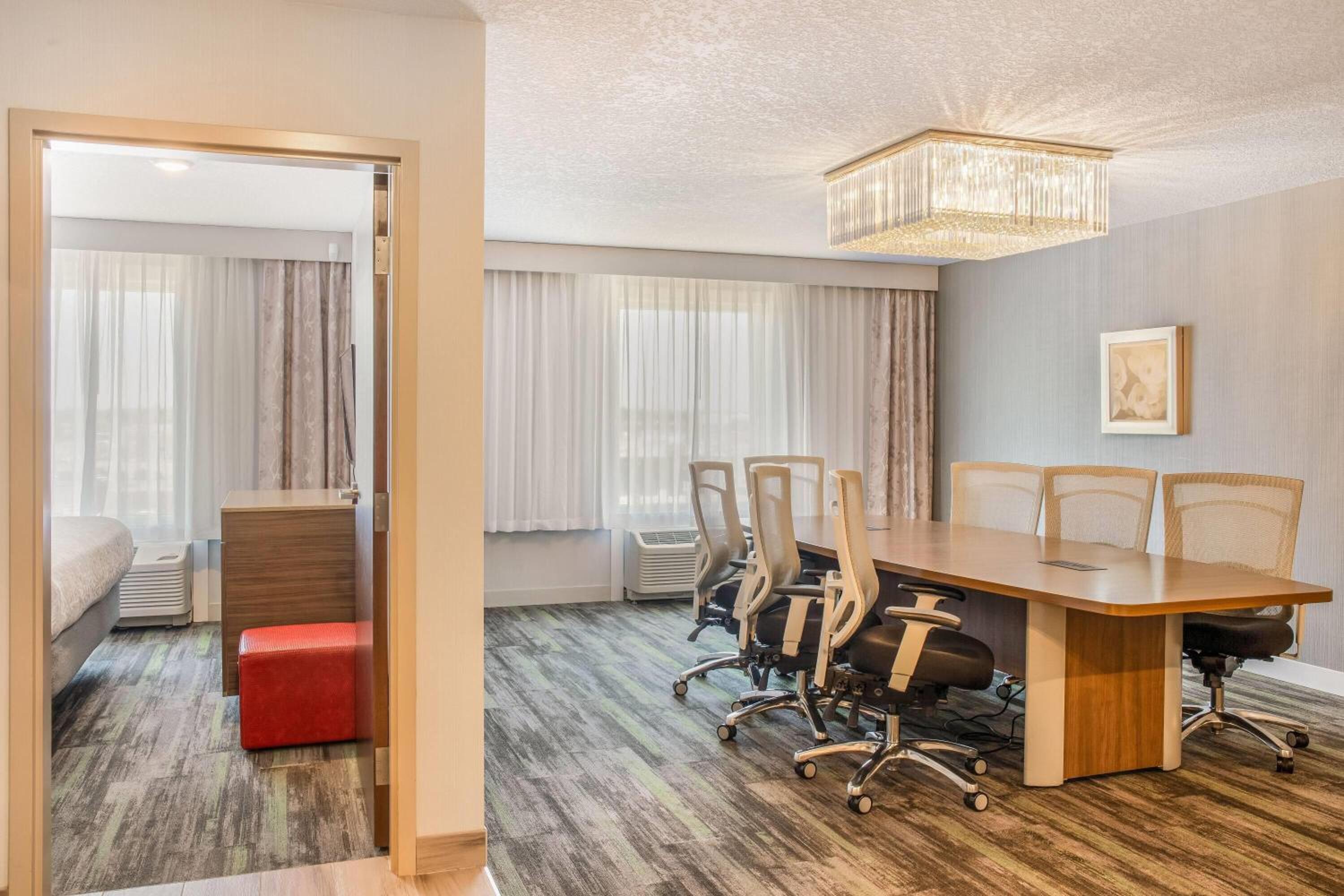 One-Bedroom Executive King Suite - Non-Smoking photo 3