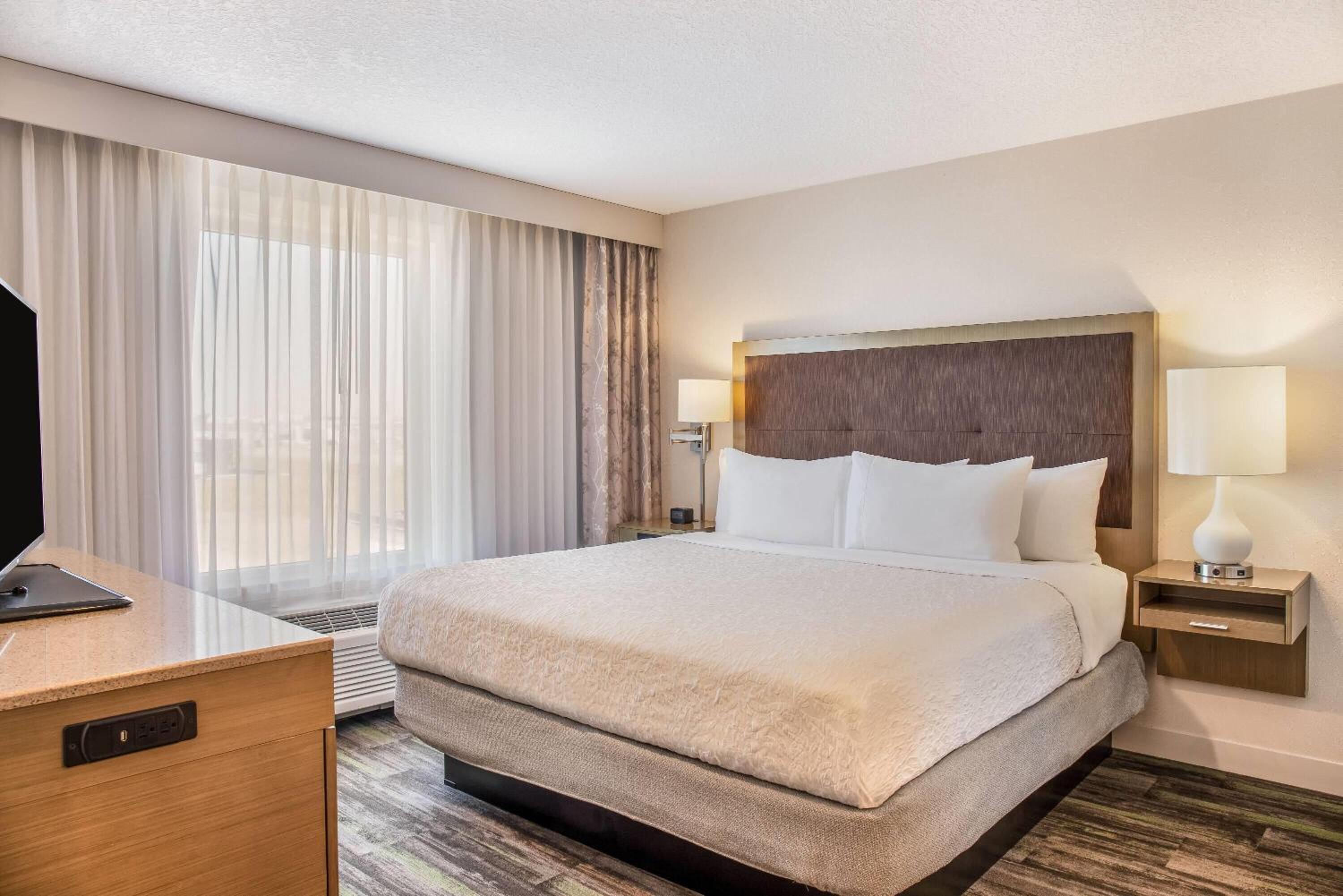 One-Bedroom King Suite with Jetted Tub - Non-Smoking photo 2