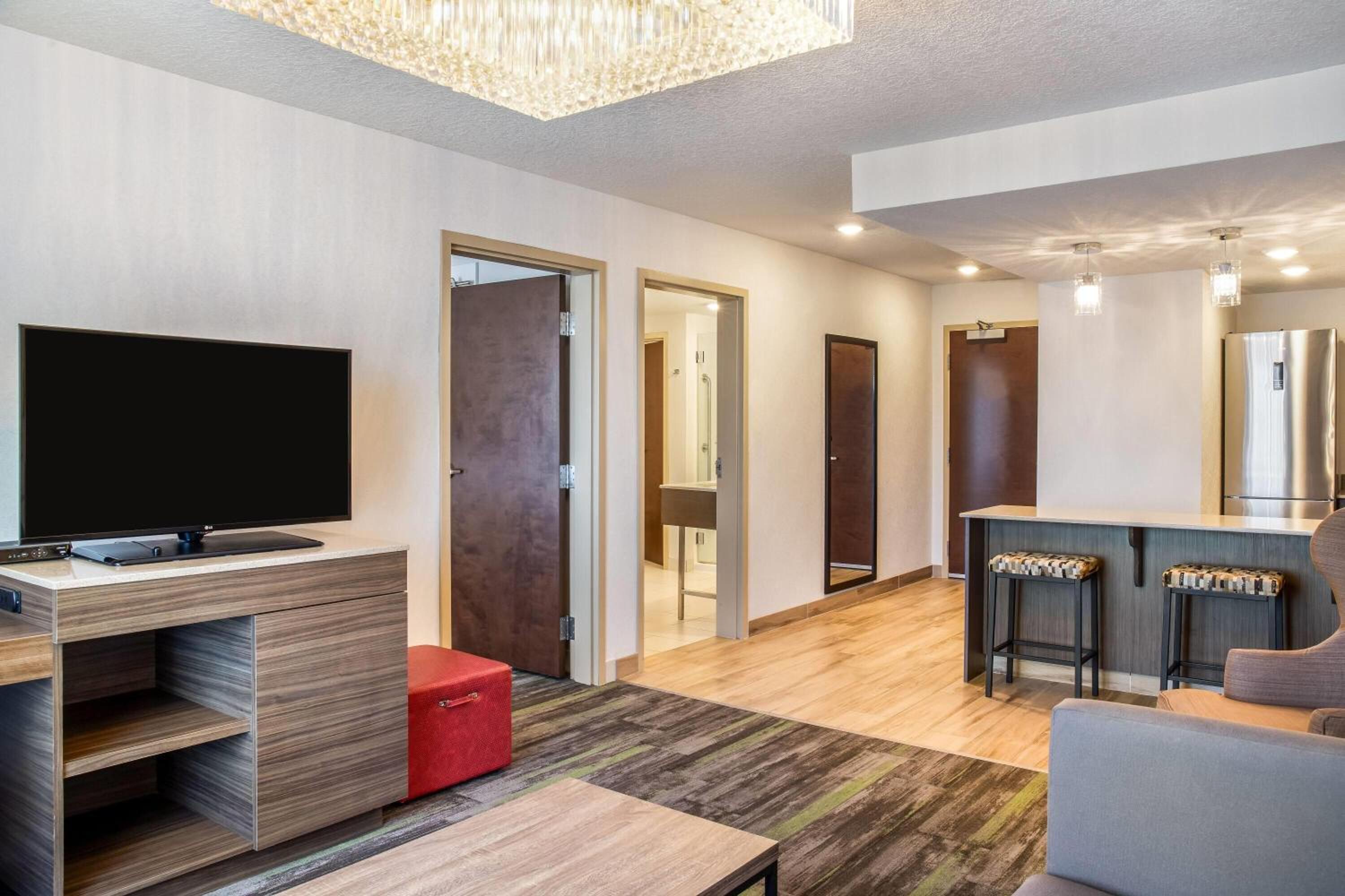 One-Bedroom King Suite with Jetted Tub - Non-Smoking photo 1