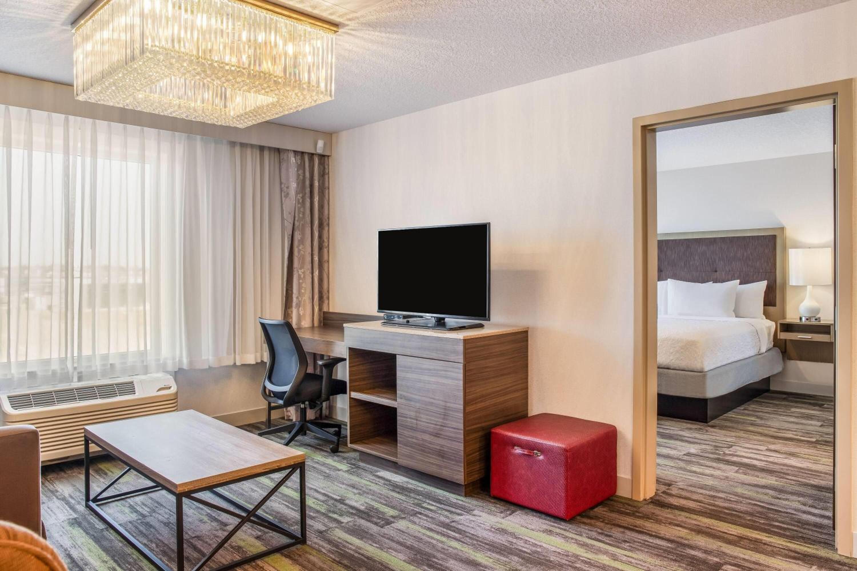 One-Bedroom King Suite with Jetted Tub - Non-Smoking photo 3