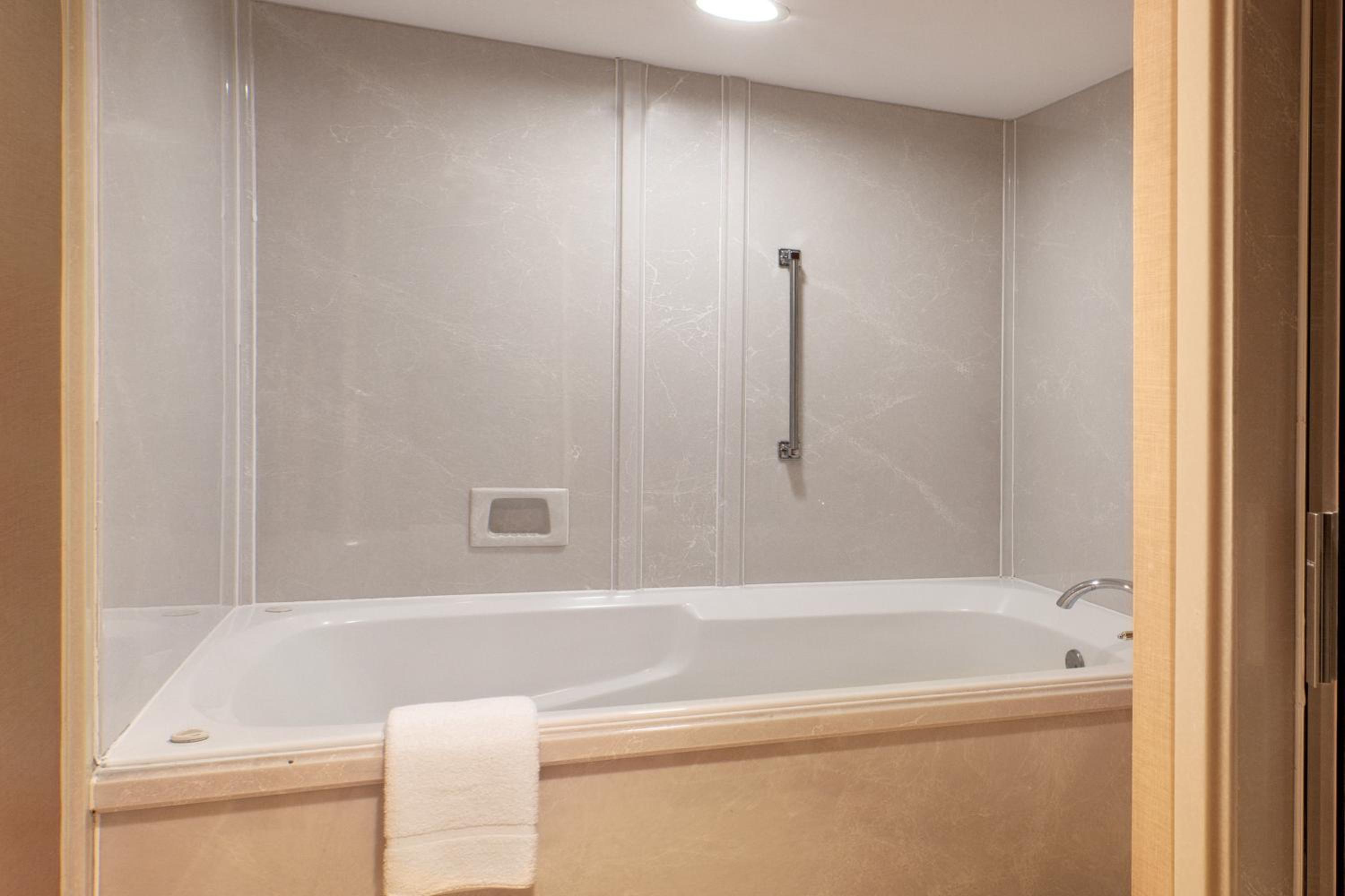 Studio King Suite - Non-Smoking - Photo 2