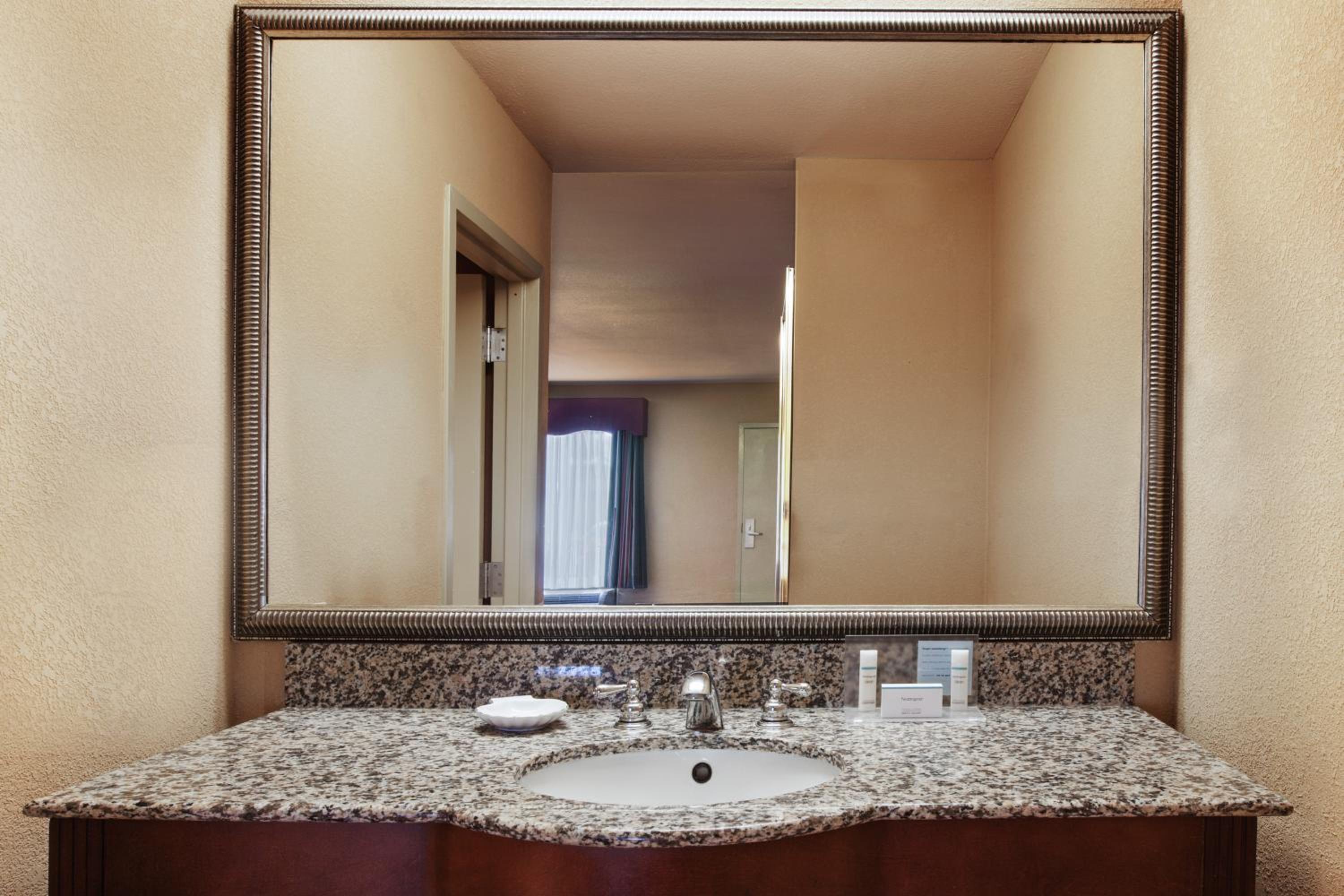 King Room - Non-Smoking - Photo 4