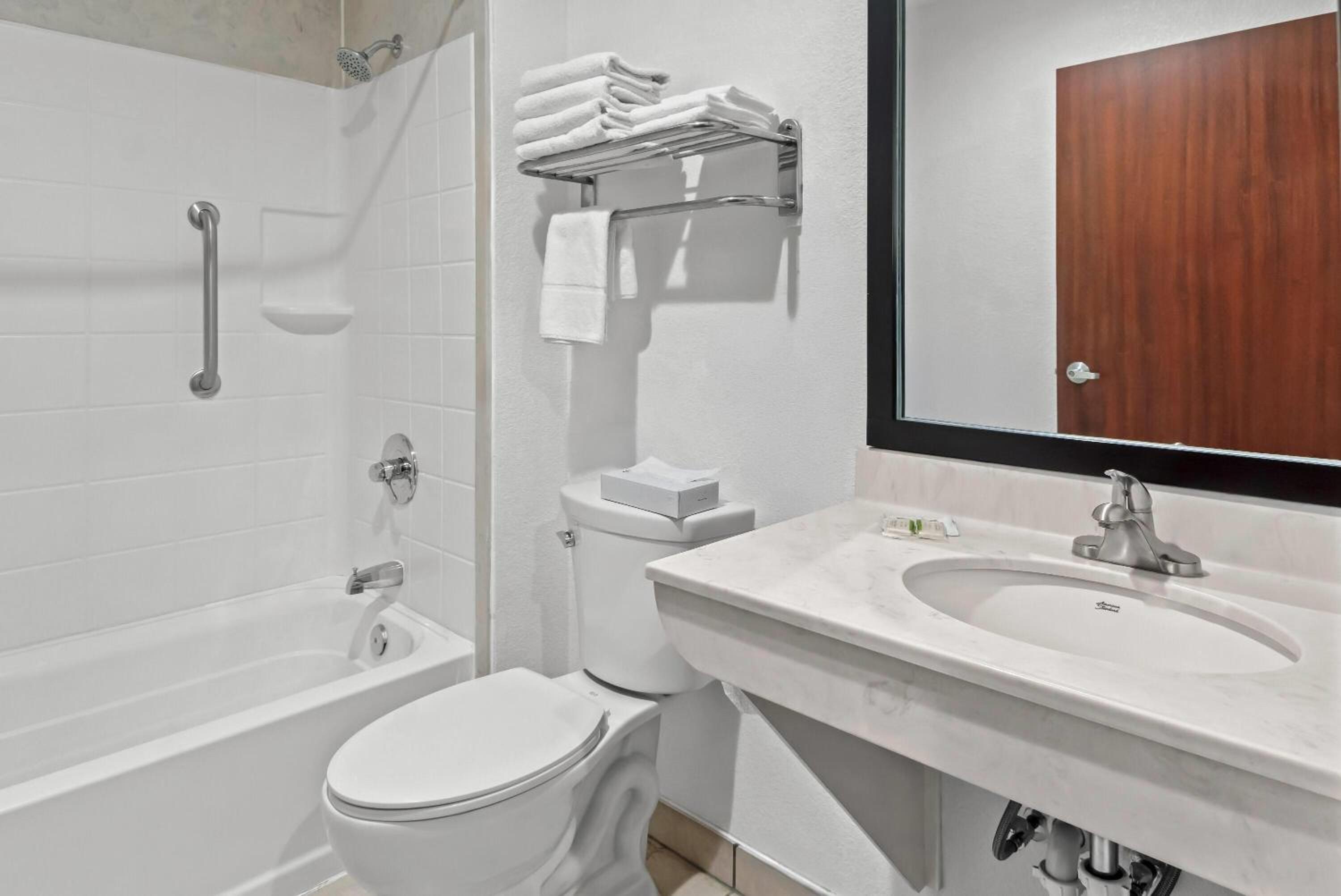2 Queen Beds, Mobility/Hearing Accessible Room, Bathtub w/ Grab Bar, Non-Smoking - Photo 2