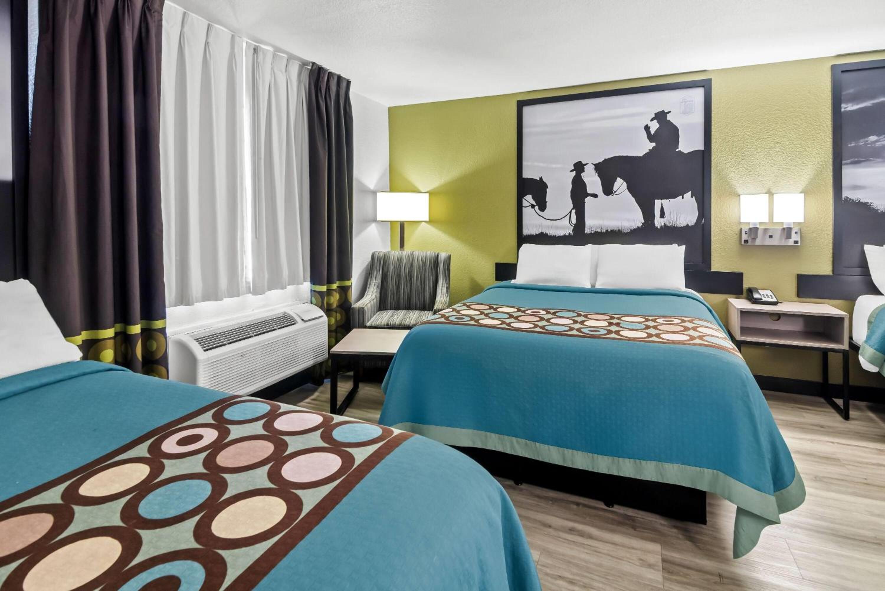 Deluxe Queen Room with Two Queen Beds - Non-Smoking - Photo 3