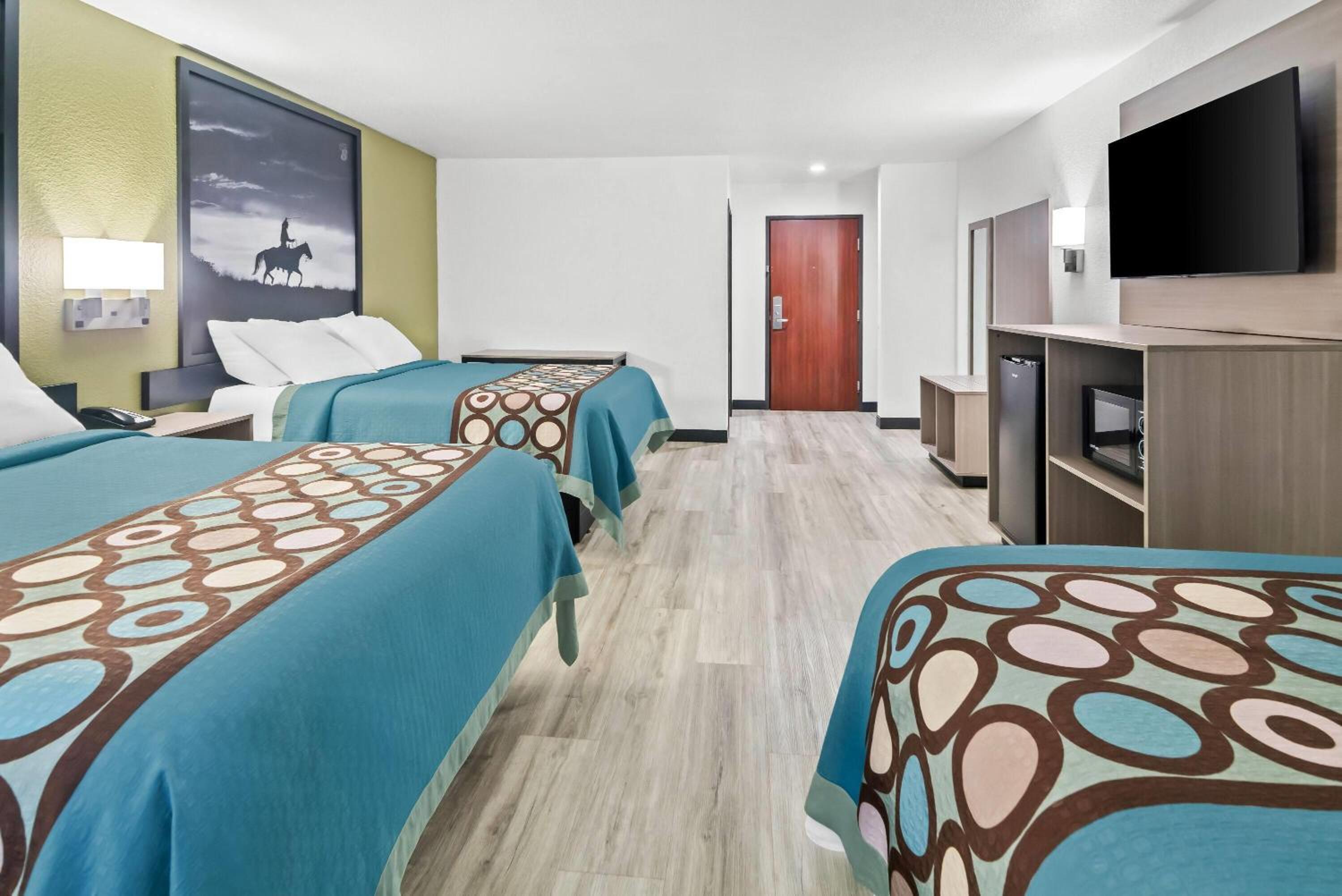 Deluxe Queen Room with Two Queen Beds - Non-Smoking - Photo 5