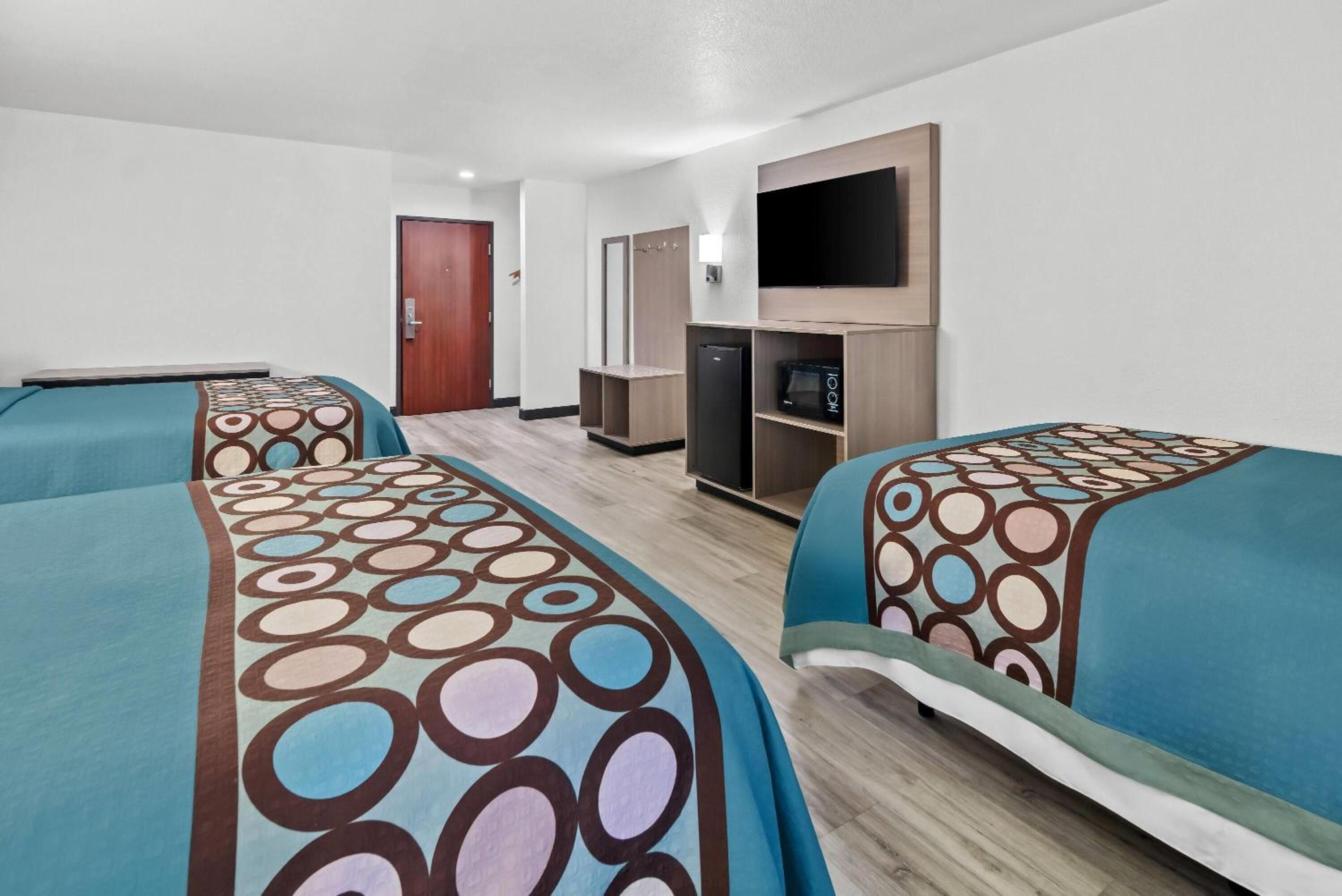 Deluxe Queen Room with Two Queen Beds - Non-Smoking - Photo 4