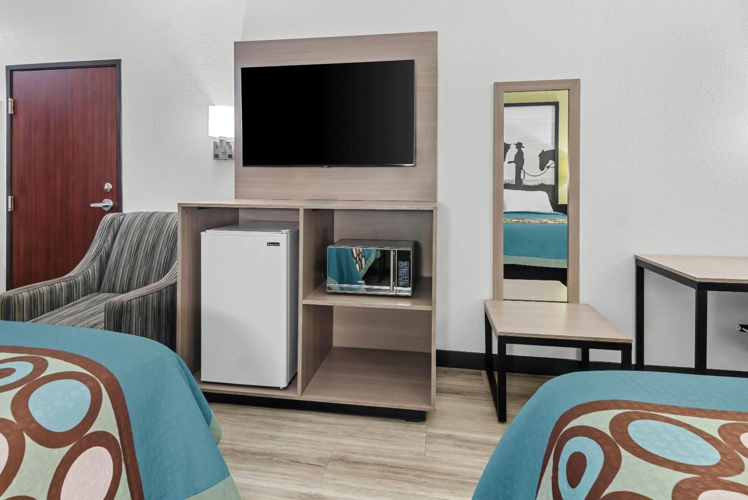 2 Queen Beds, Mobility/Hearing Accessible Room, Bathtub w/ Grab Bar, Non-Smoking - Photo 5