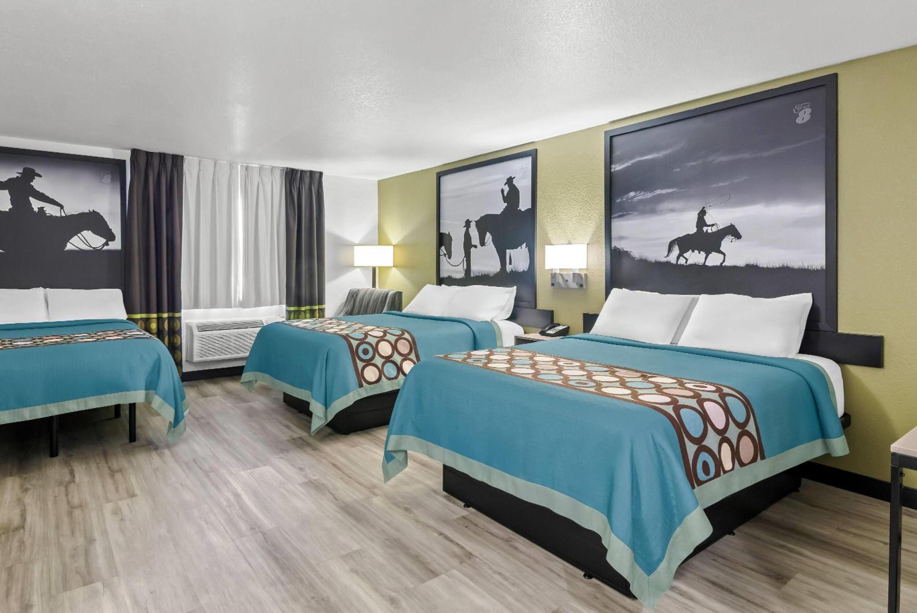 Deluxe Queen Room with Two Queen Beds - Non-Smoking - Photo 6