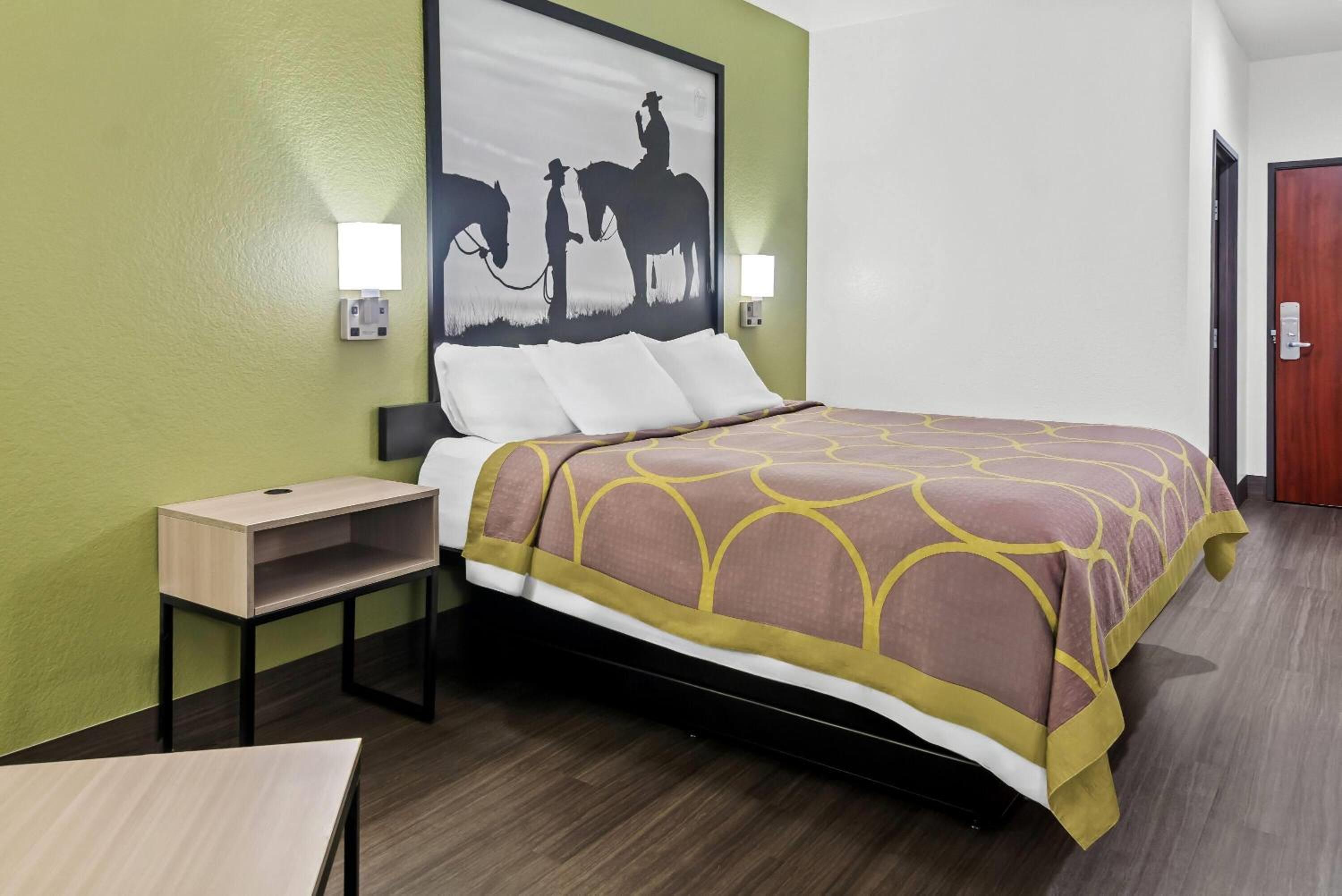 Deluxe King Room - Non-Smoking - Photo 3