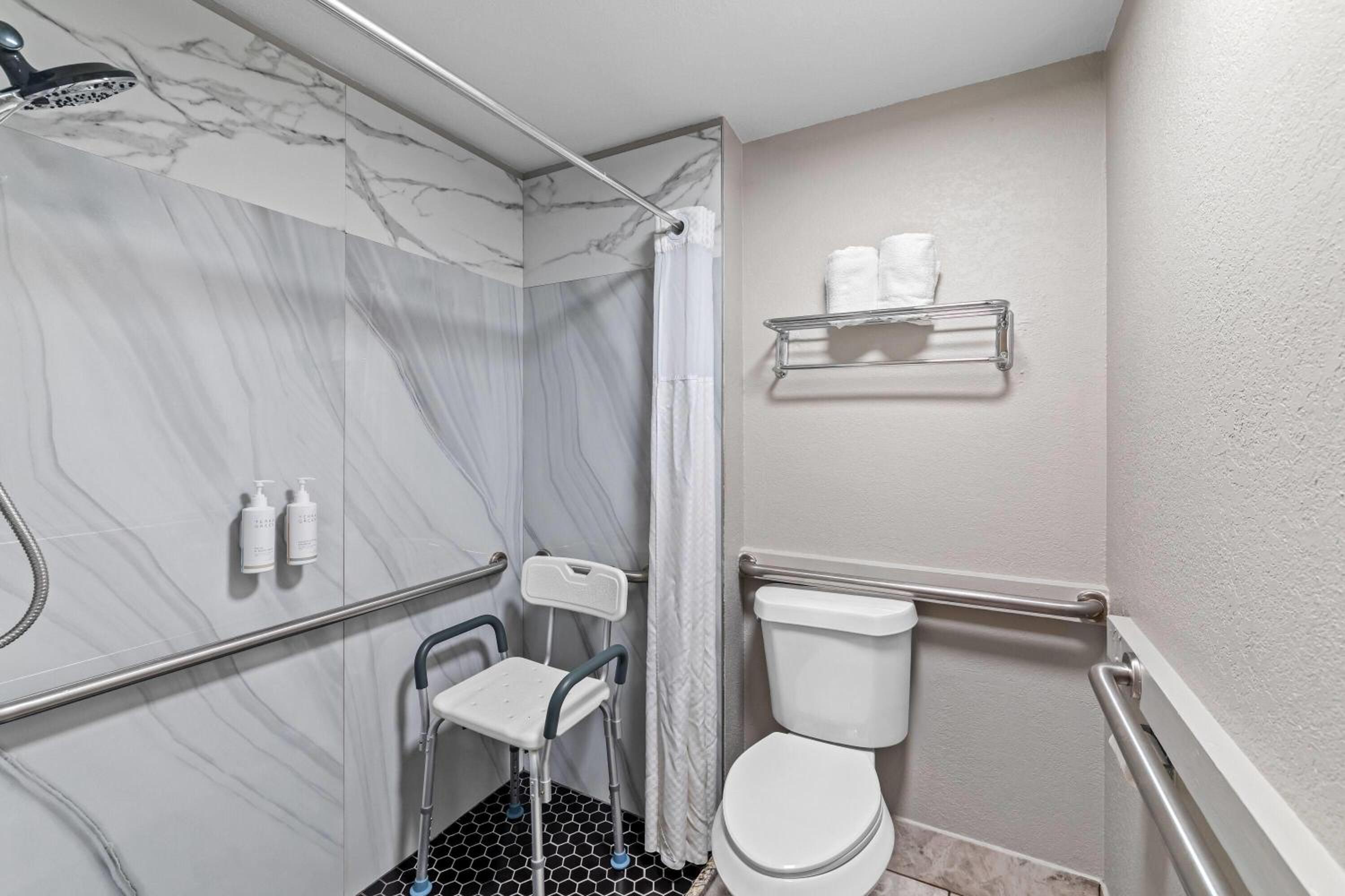 King Room with Roll-in Shower - Mobility Access/Non-Smoking - Photo 3