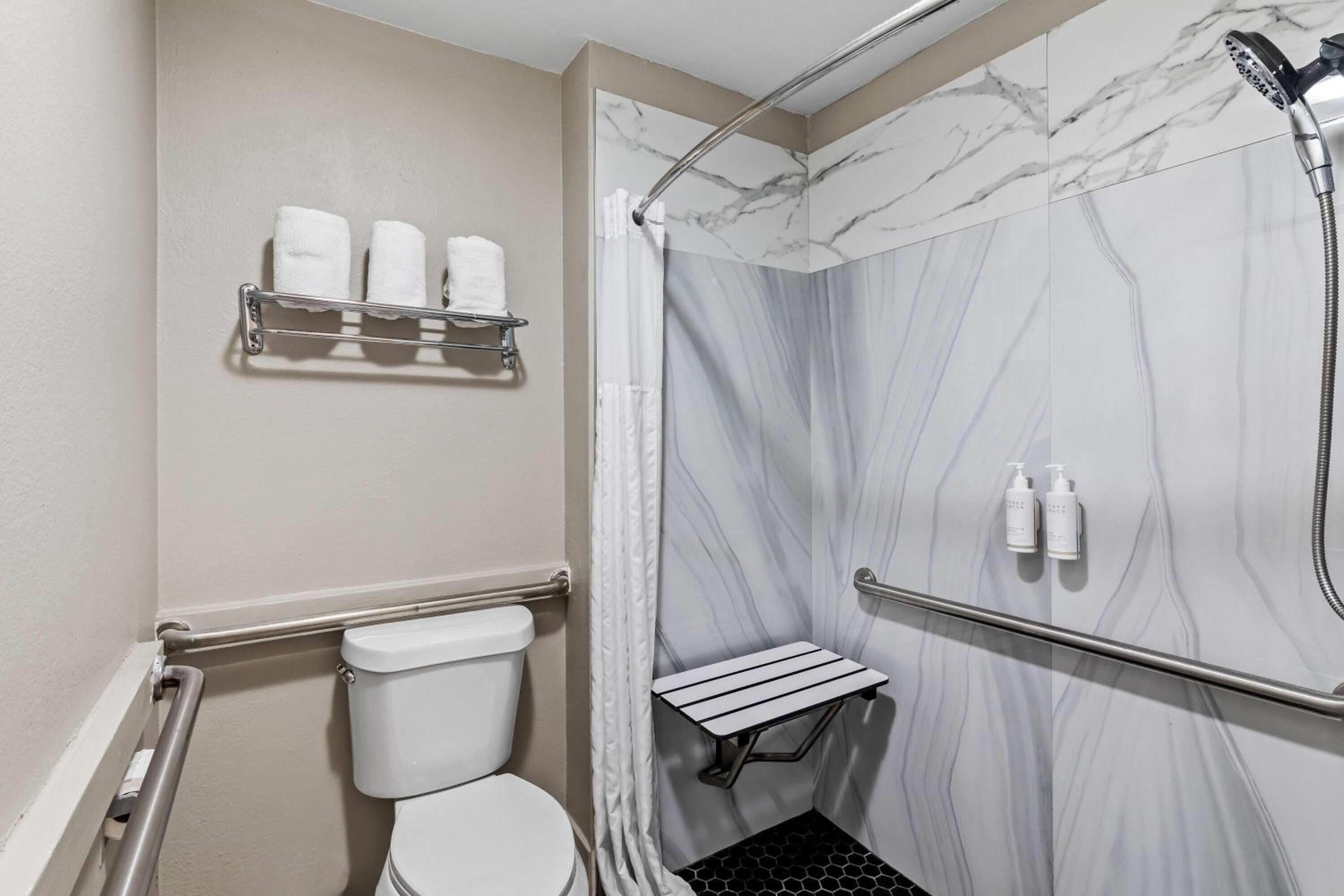Queen Room with Two Queen Beds and Roll-in Shower - Mobility Accessible/Non-Smoking - Photo 4
