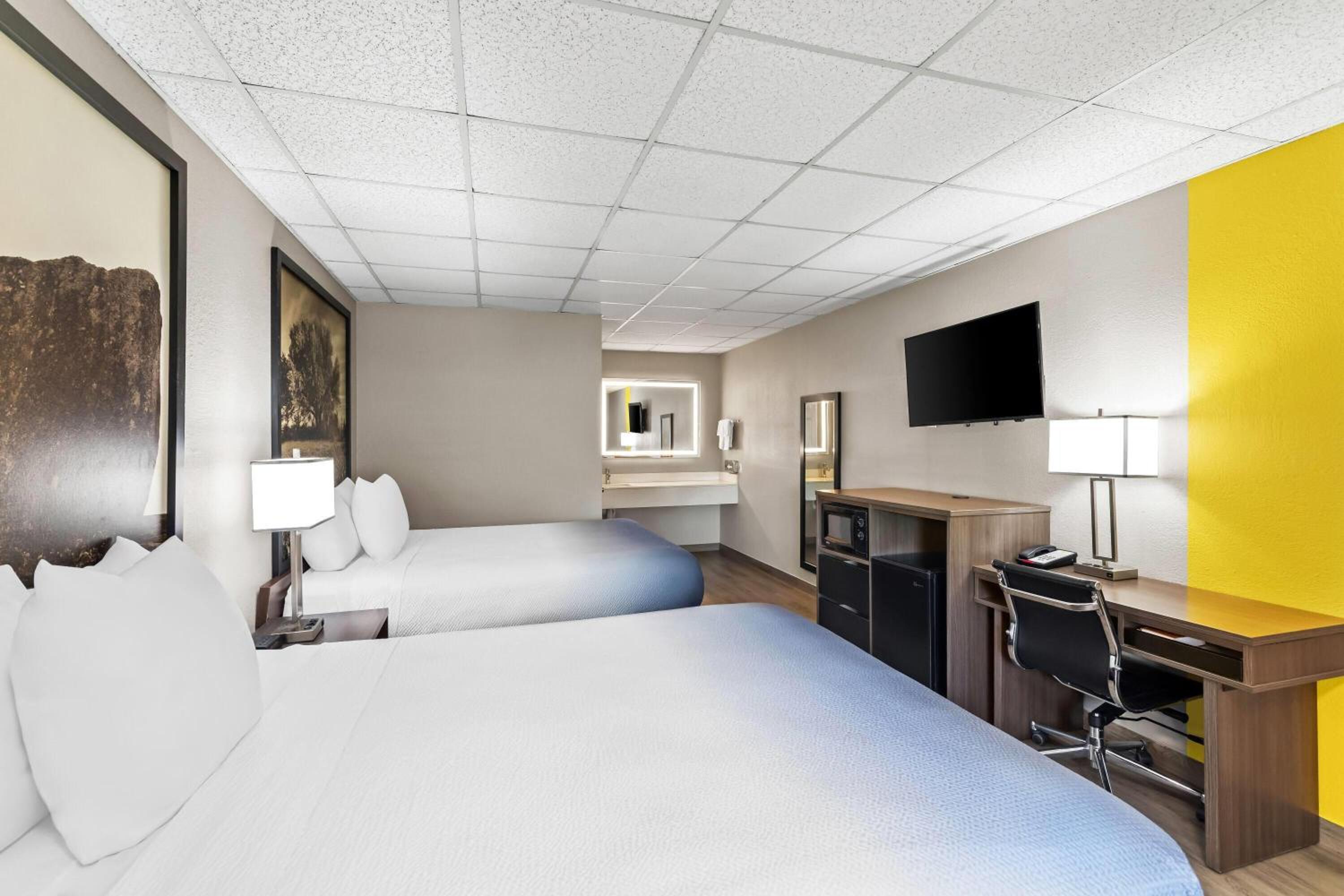Queen Room with Two Queen Beds and Roll-in Shower - Mobility Accessible/Non-Smoking - Photo 3