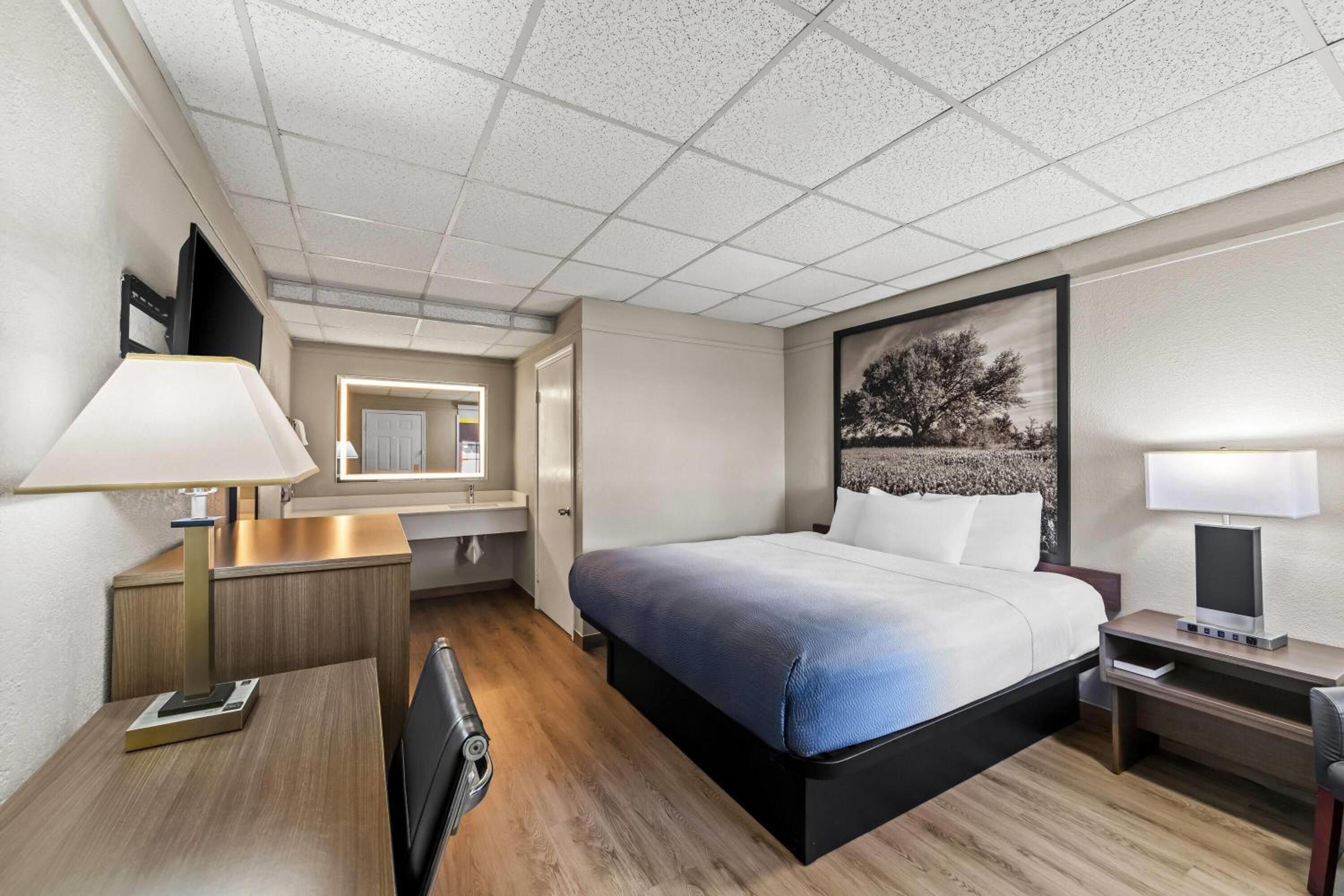 King Room with Roll-in Shower - Mobility Access/Non-Smoking - Photo 1