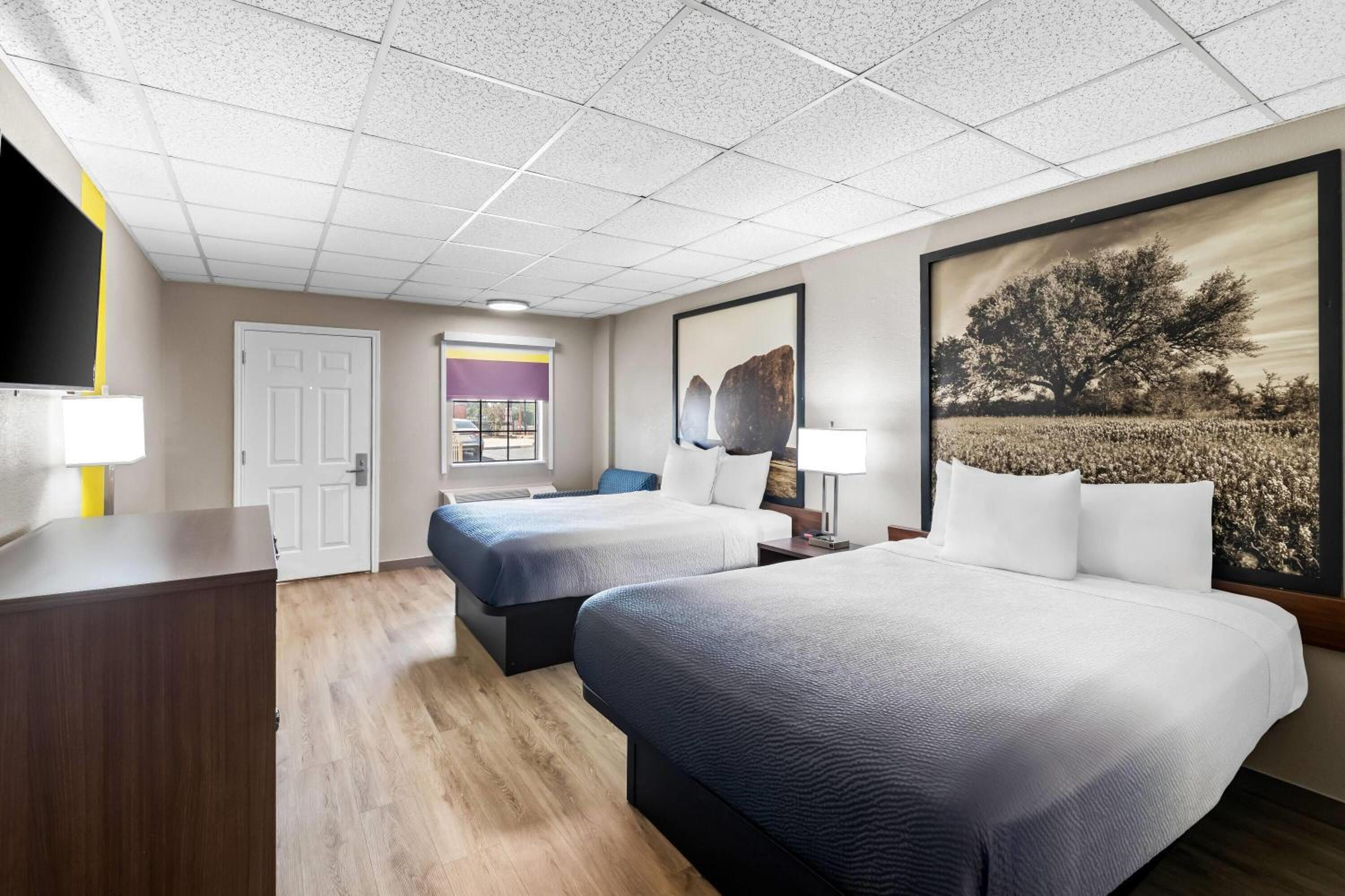Queen Room with Two Queen Beds and Roll-in Shower - Mobility Accessible/Non-Smoking - Photo 2