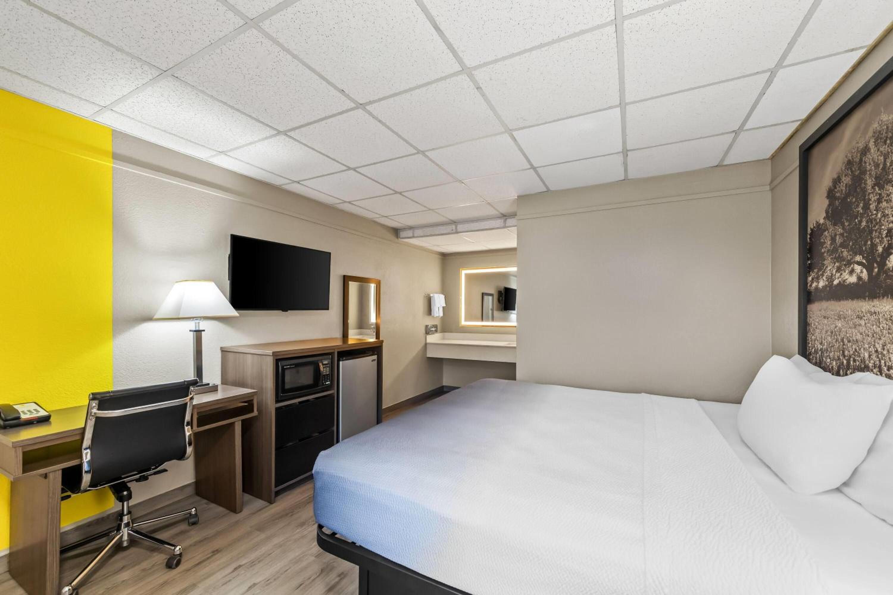King Room with Roll-in Shower - Mobility Access/Non-Smoking - Photo 4
