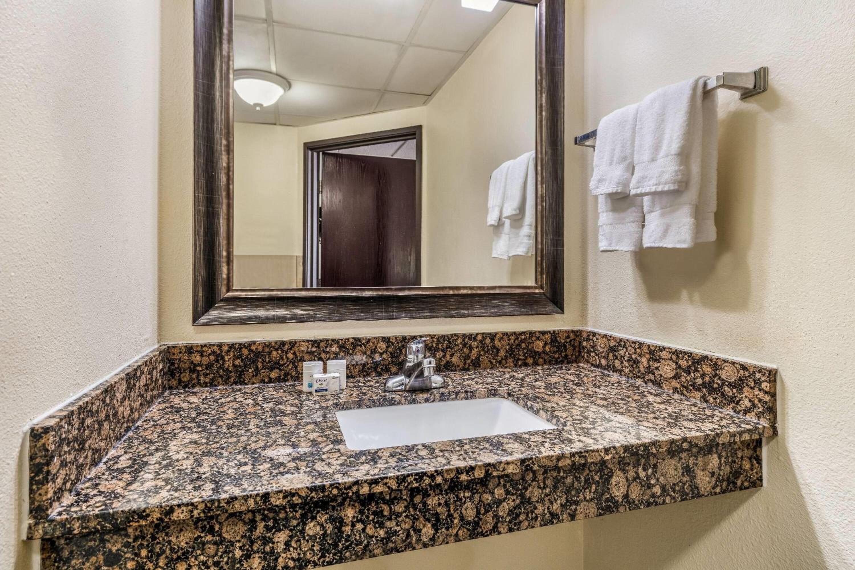 One-Bedroom King Suite - Non-Smoking - Photo 2