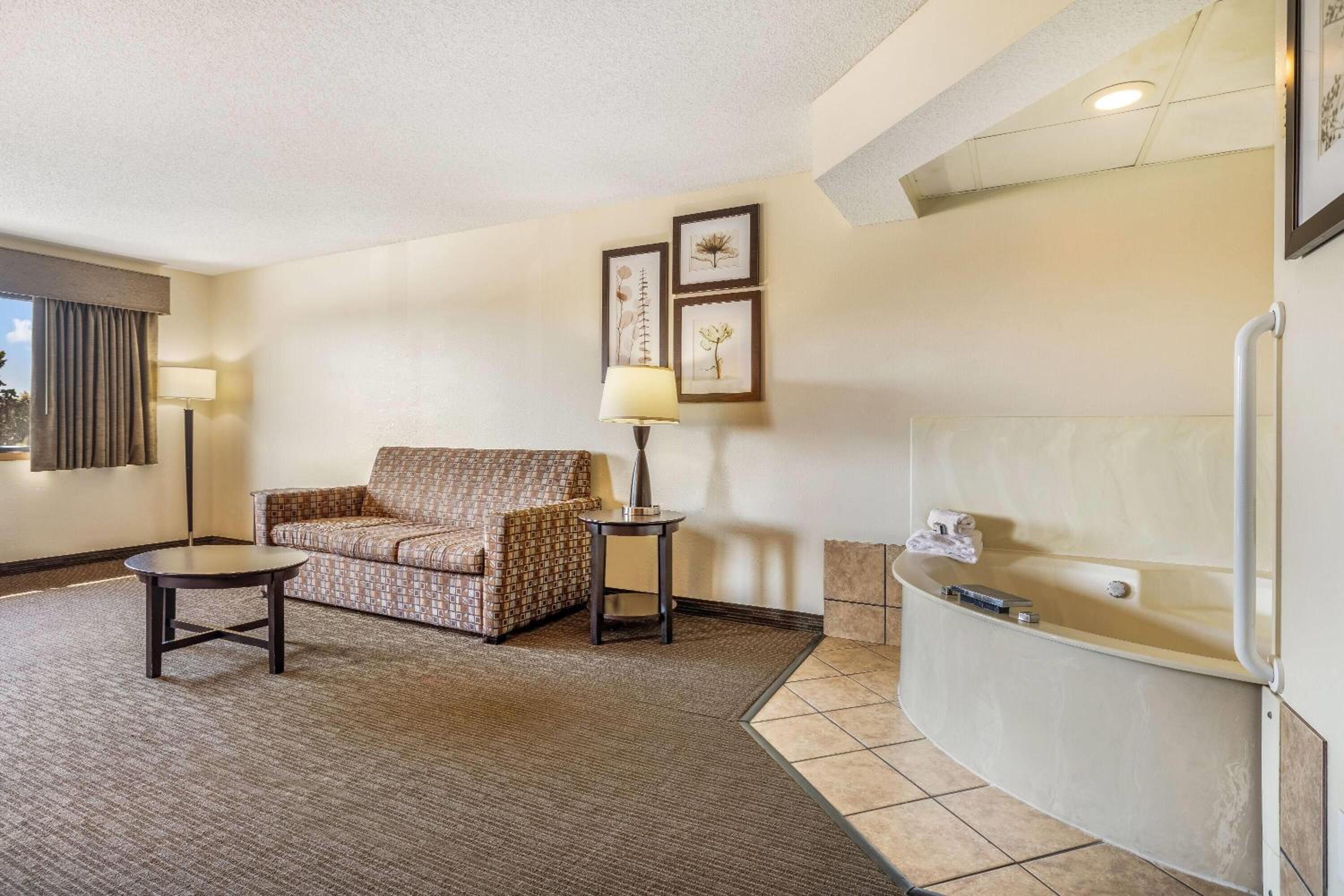 One-Bedroom King Suite - Non-Smoking photo 3