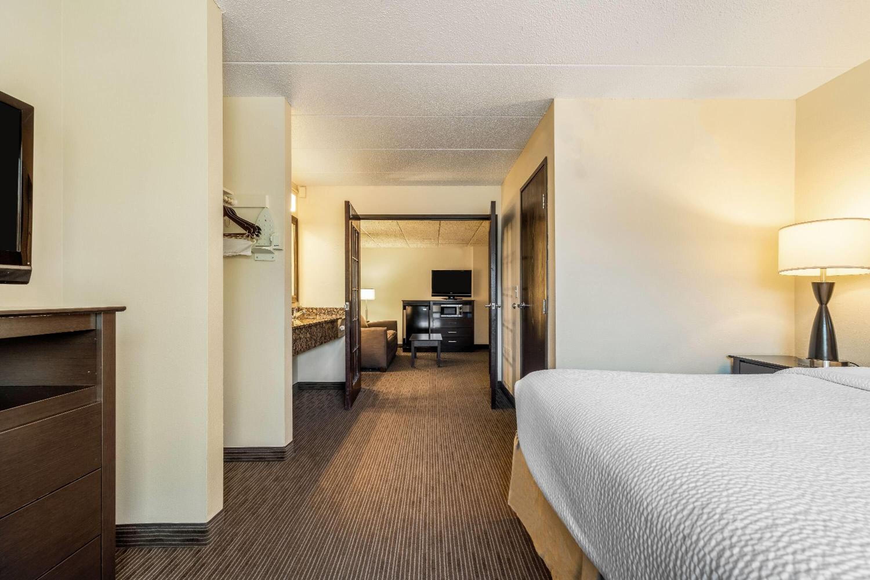 One-Bedroom King Suite - Non-Smoking - Photo 4