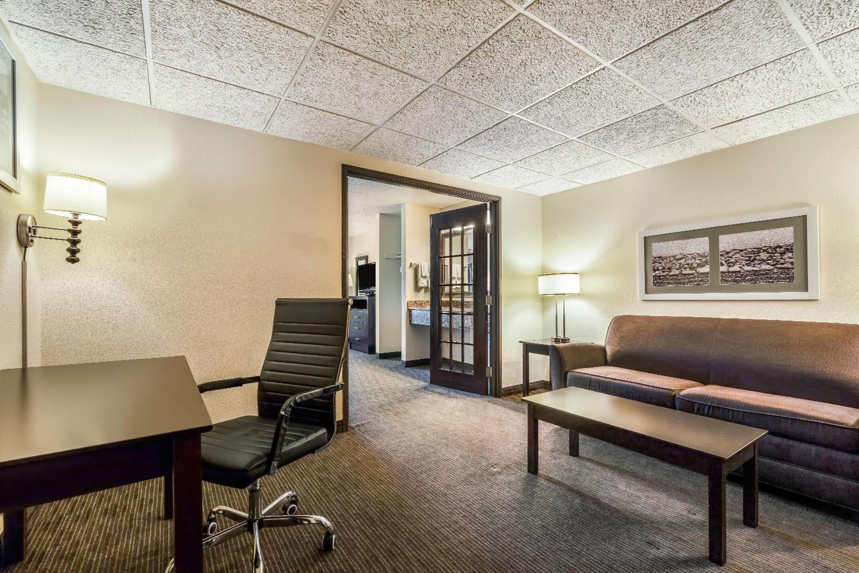 One-Bedroom King Suite - Non-Smoking - Photo 3