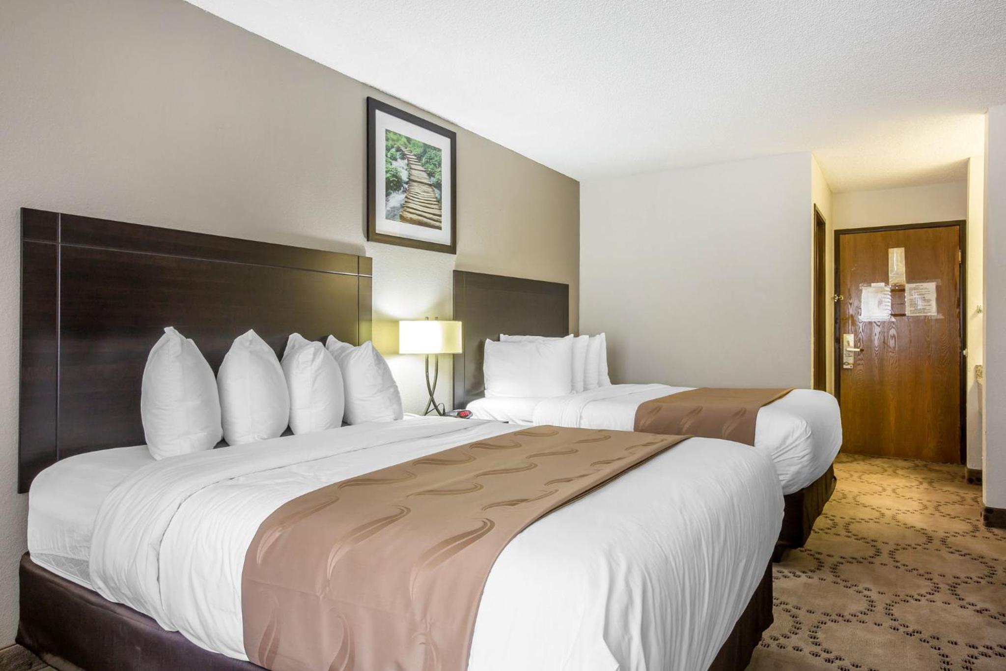Queen Room with Two Queen Beds - Non-Smoking - Photo 9