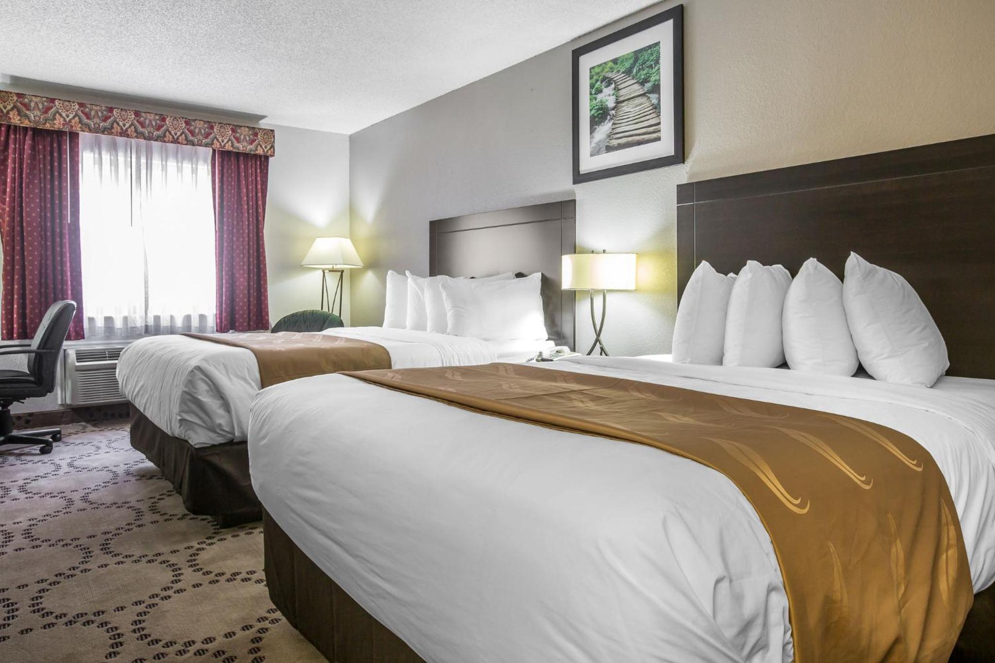 Queen Room with Two Queen Beds - Non-Smoking - Photo 5