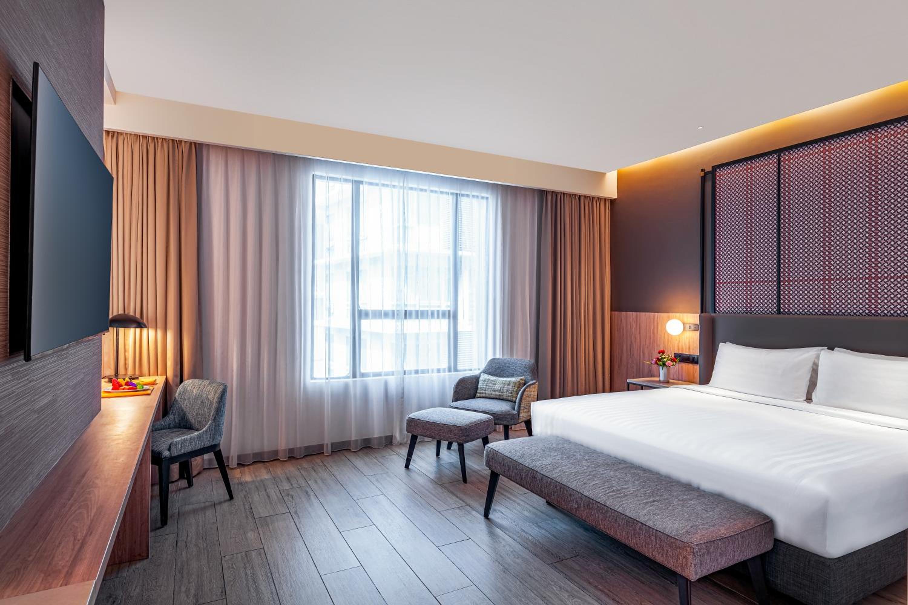 Deluxe king bed room photo 1