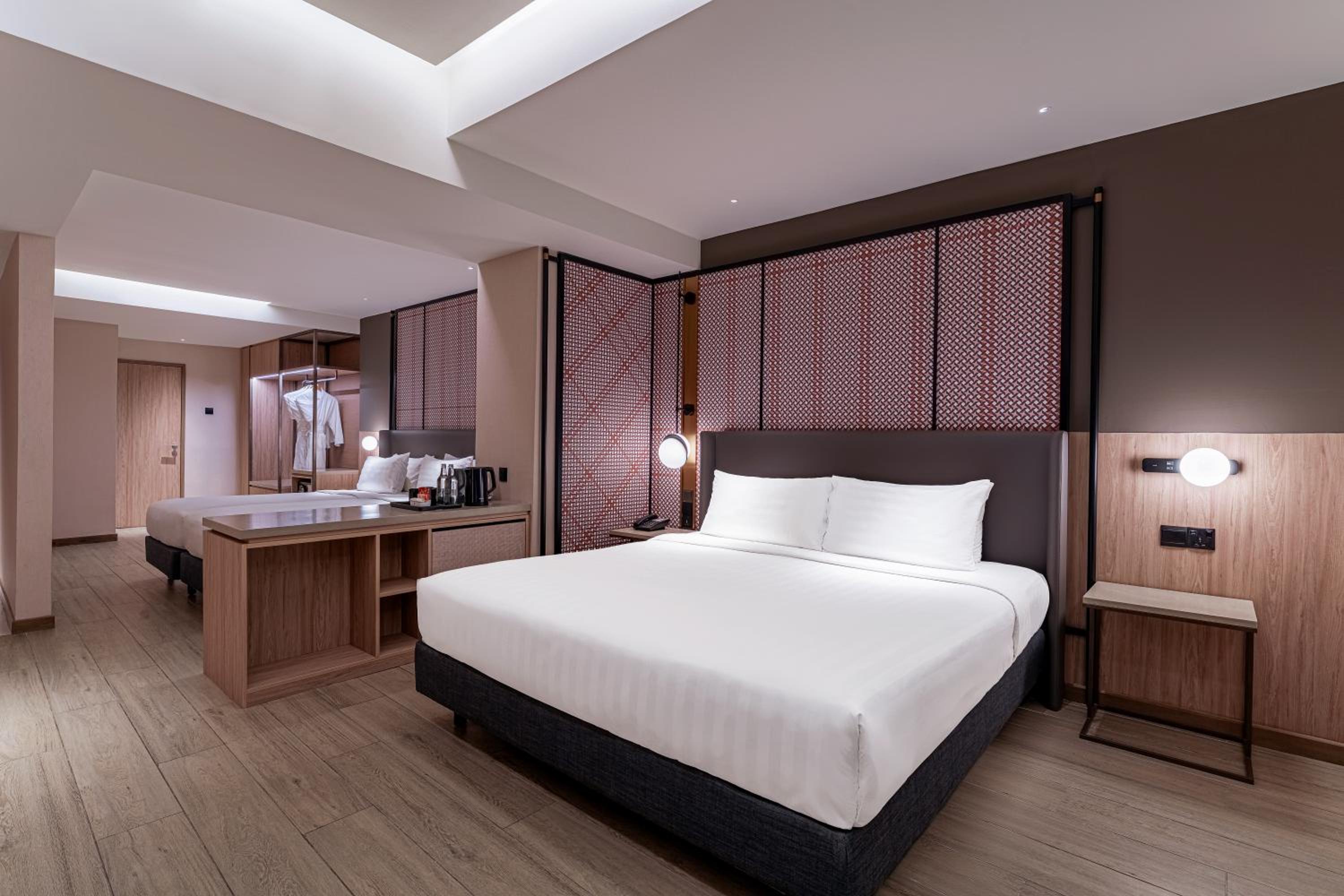 Deluxe Family Room,One King Bed and Two Single Beds photo 1