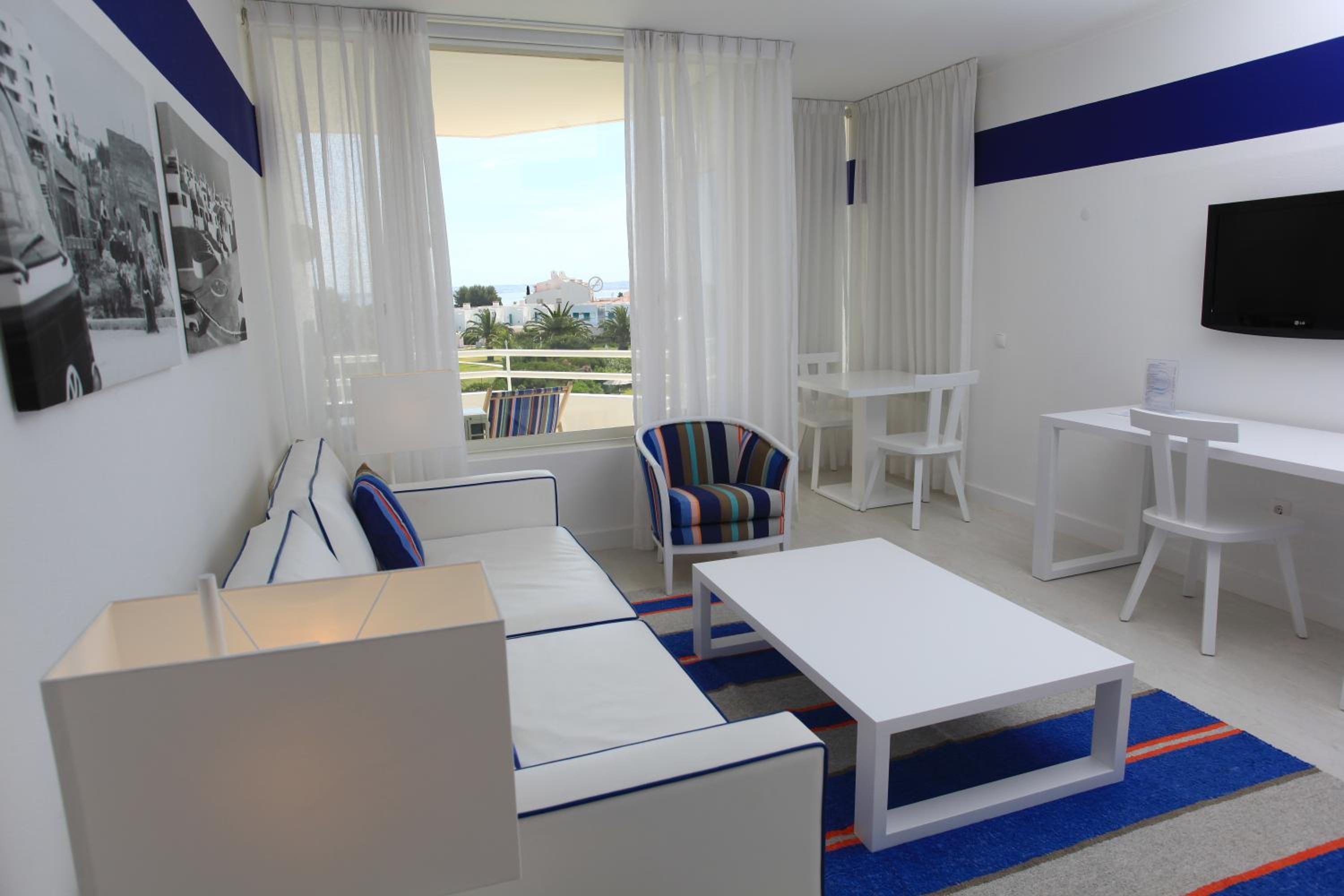 Master One-Bedroom Apartment with Sea View - Photo 2