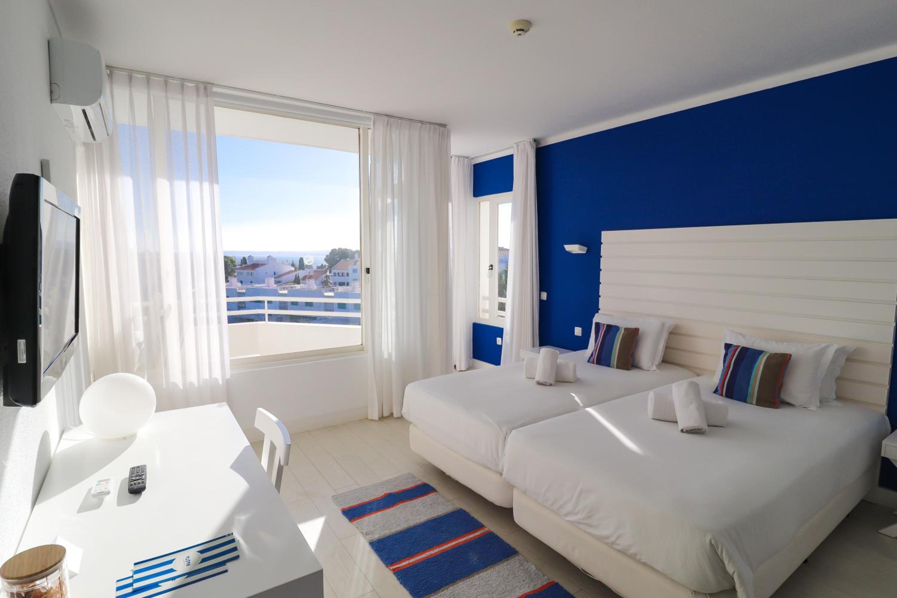 Master One-Bedroom Apartment with Sea View - Photo 3