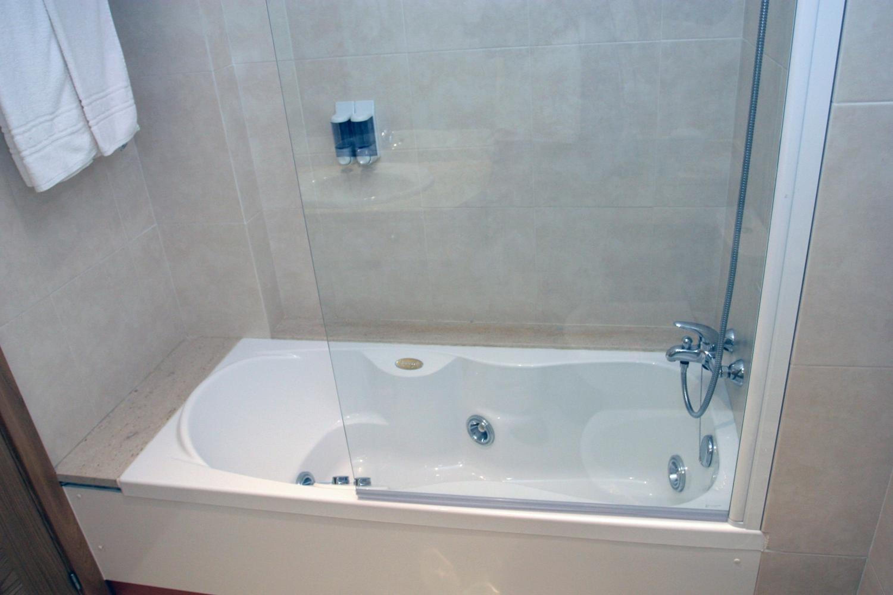 Double or Twin Room - Photo 9
