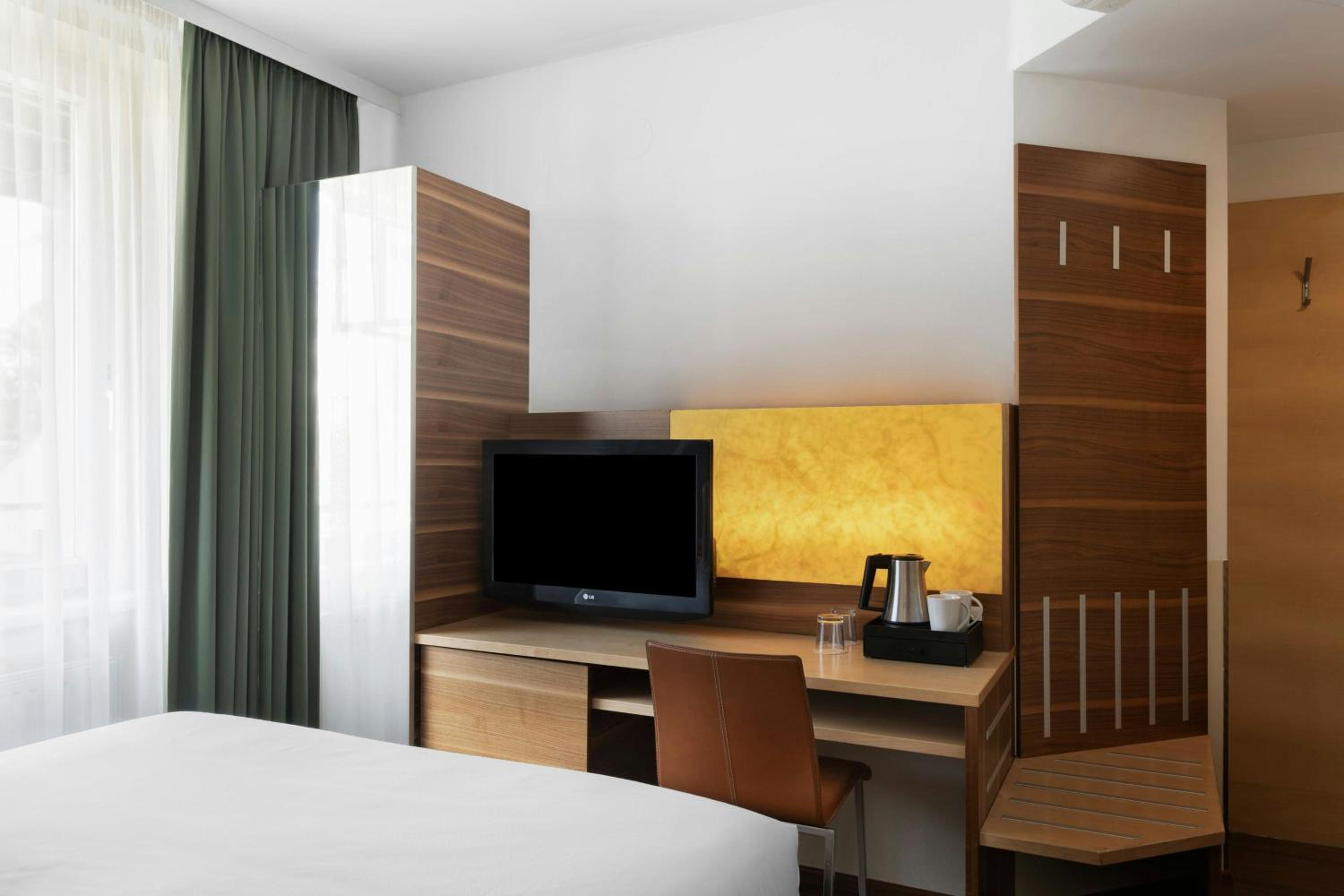 Standard Queen Room