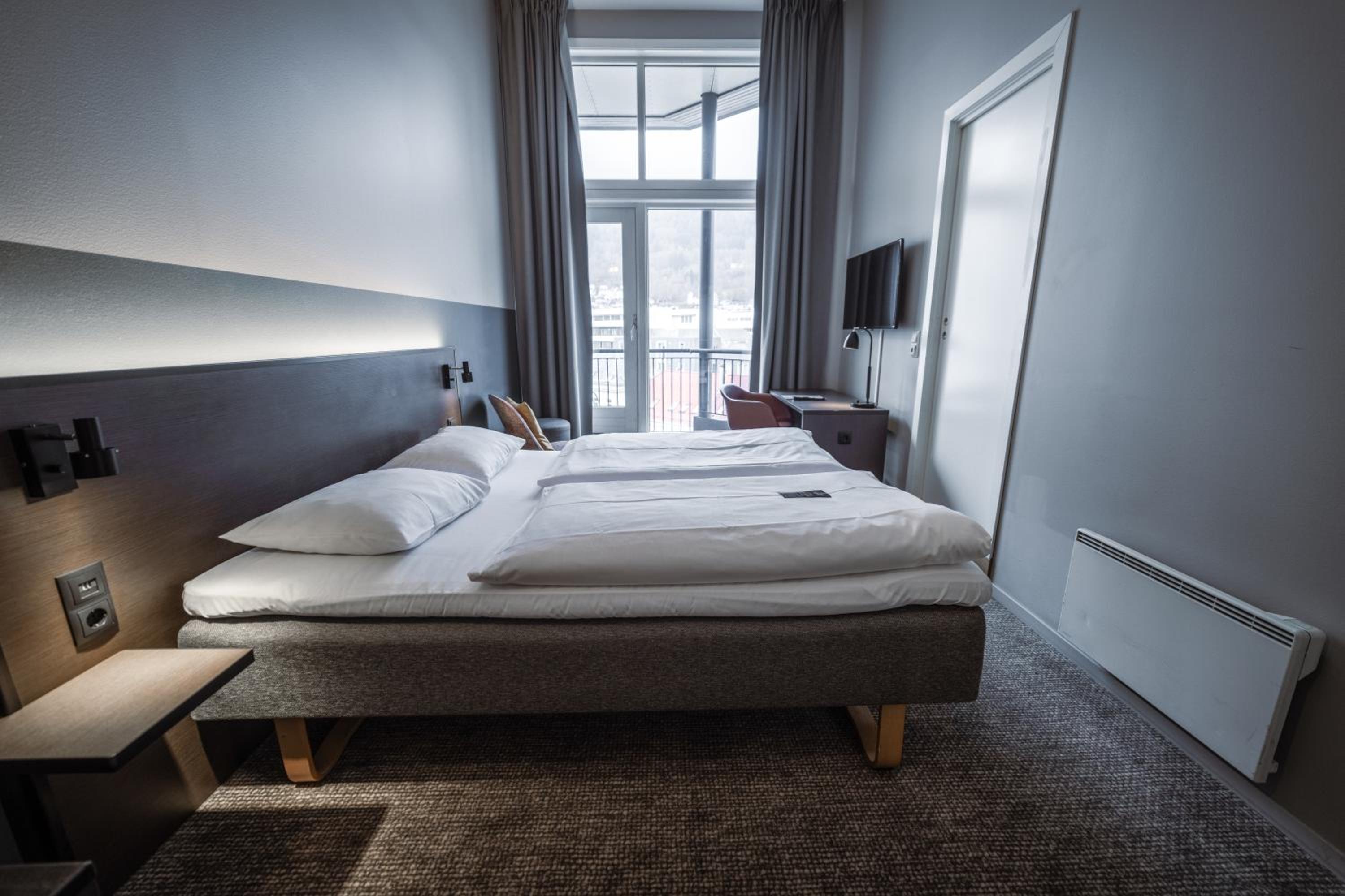 Queen Room with Balcony - Photo 6