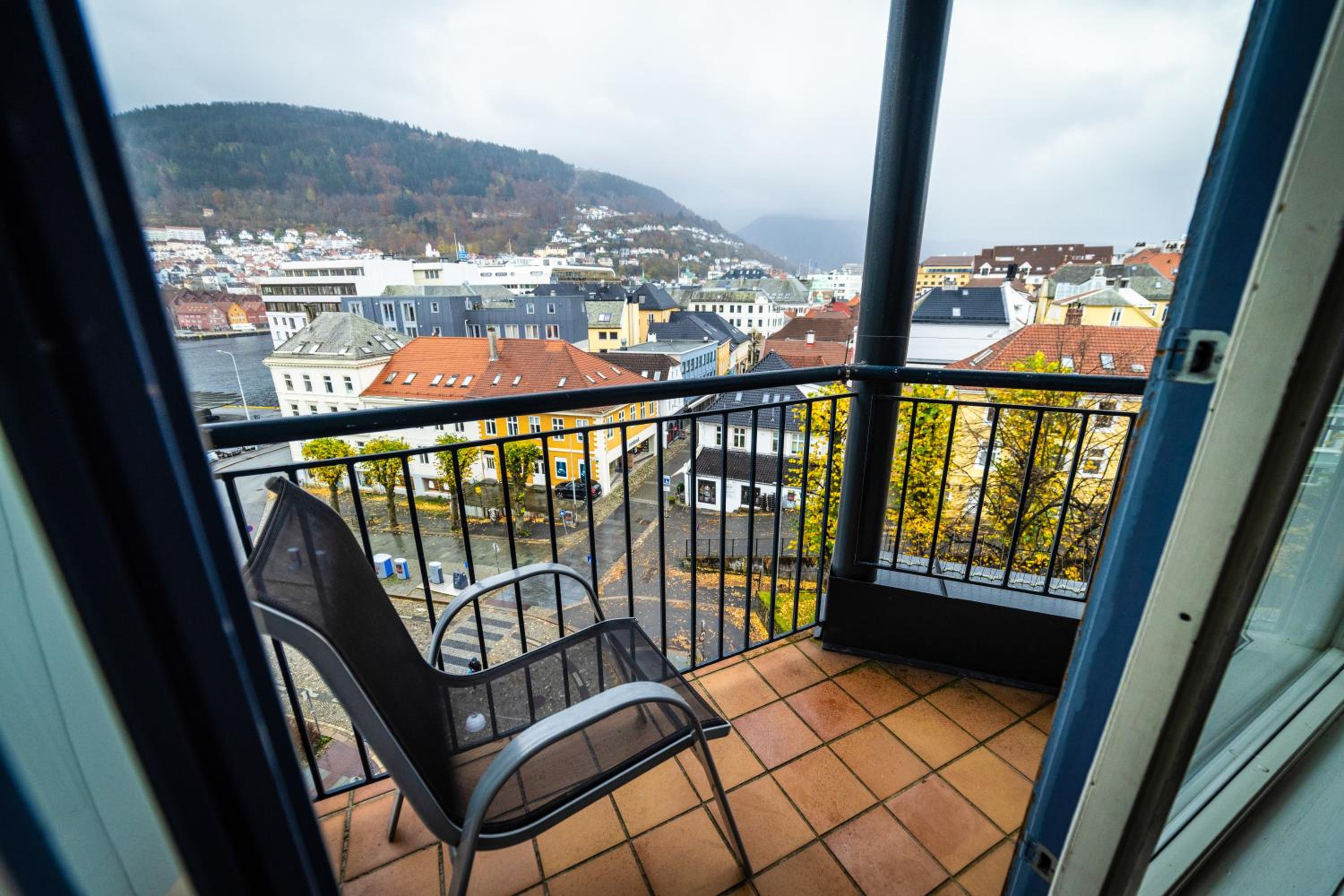 Queen Room with Balcony - Photo 4