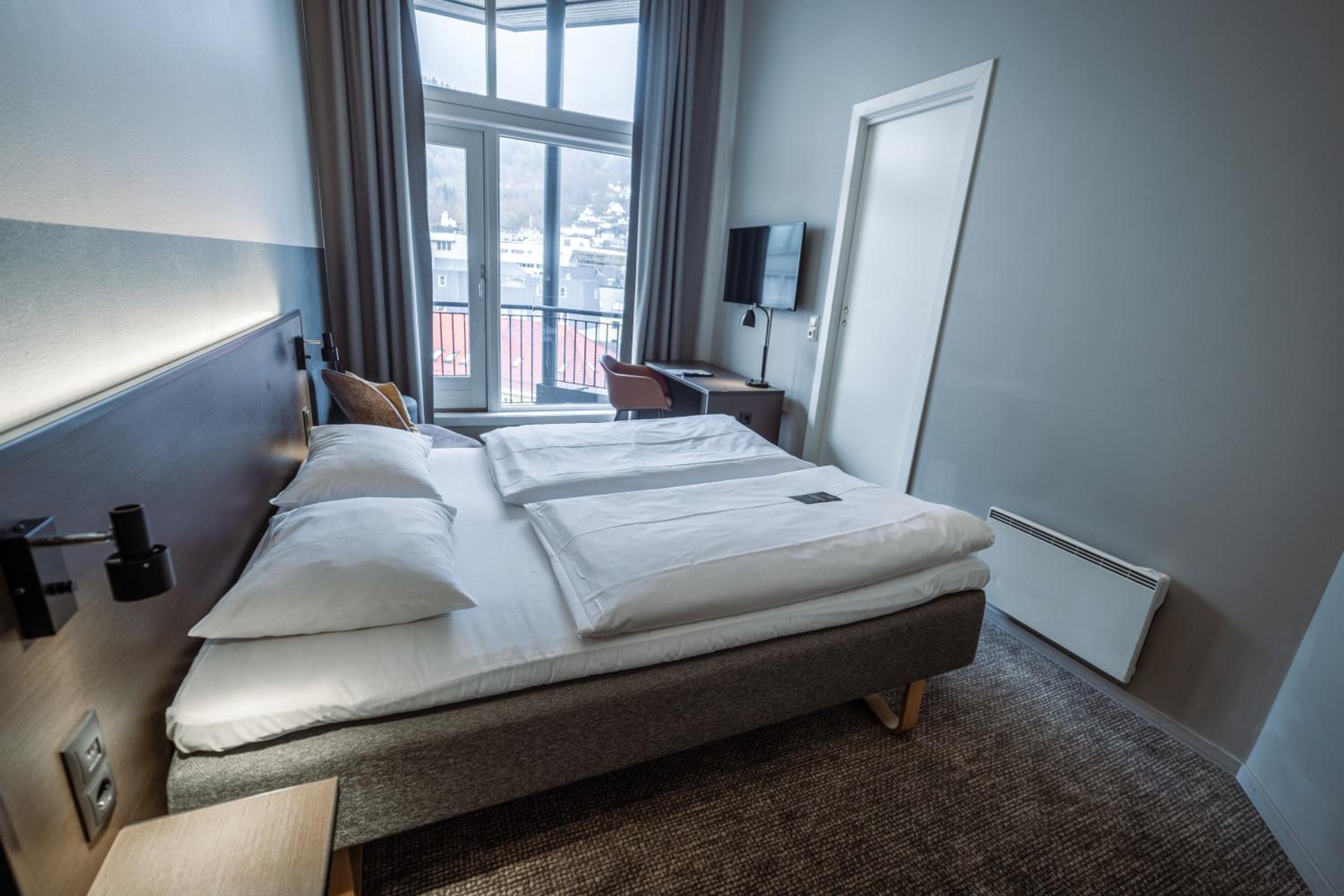 Queen Room with Balcony - Photo 7