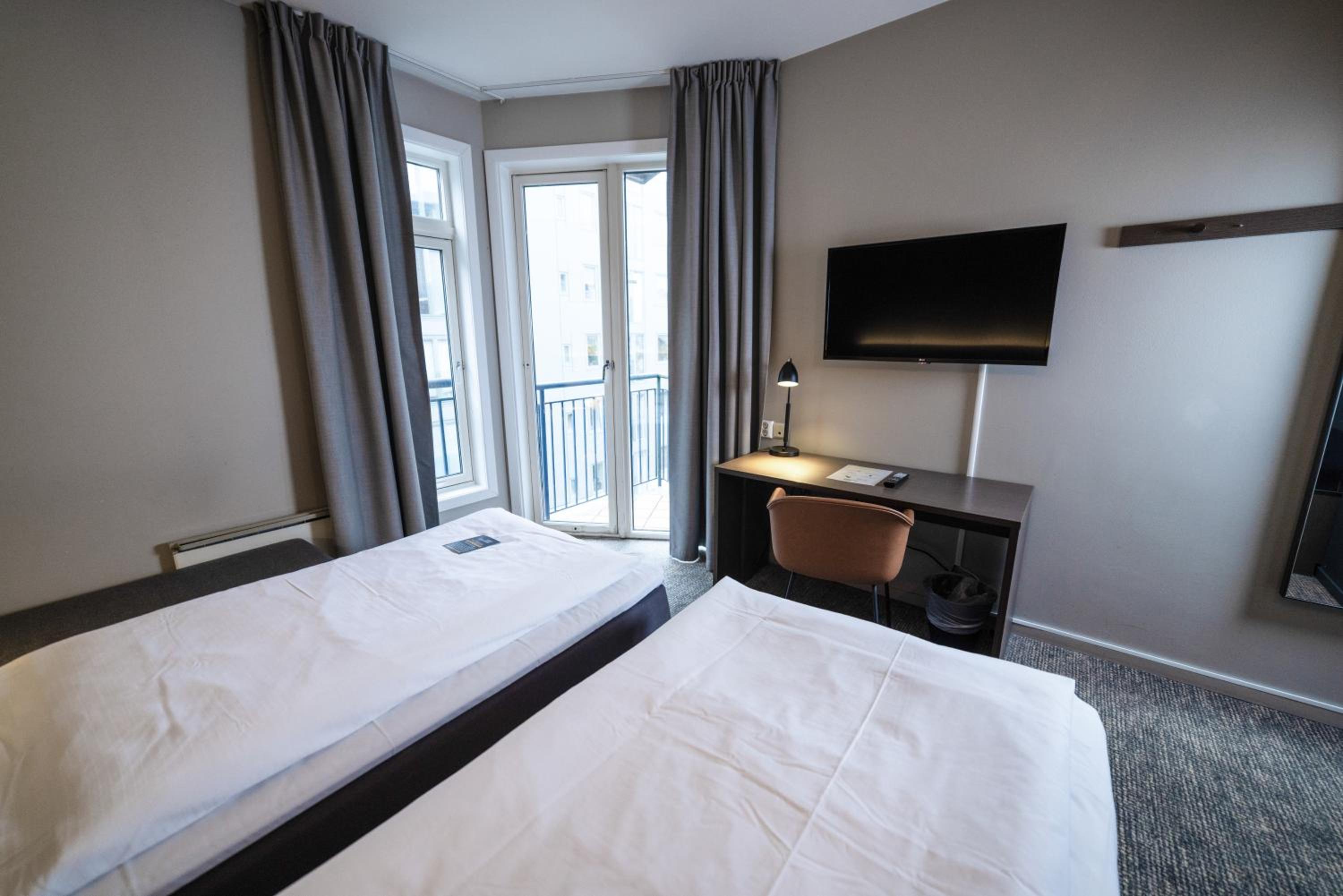 Standard Twin Room - Photo 7