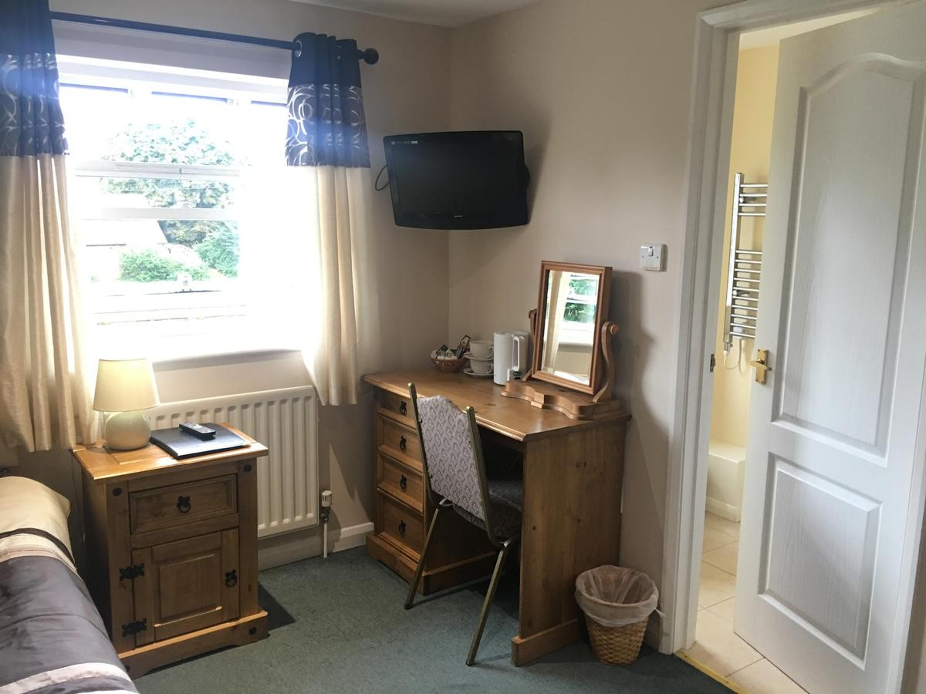 Standard Twin Room - Photo 3